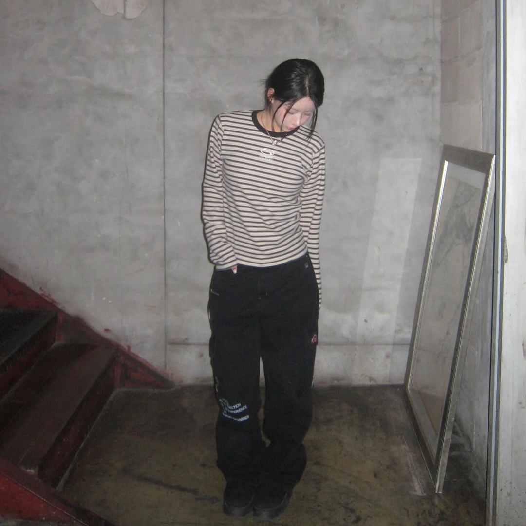 SPORT CHAMBER SC Play T-Shirt Cream, SPORT CHAMBER x Coca-Cola Cargo Pants Black 착용 스타일 - 1