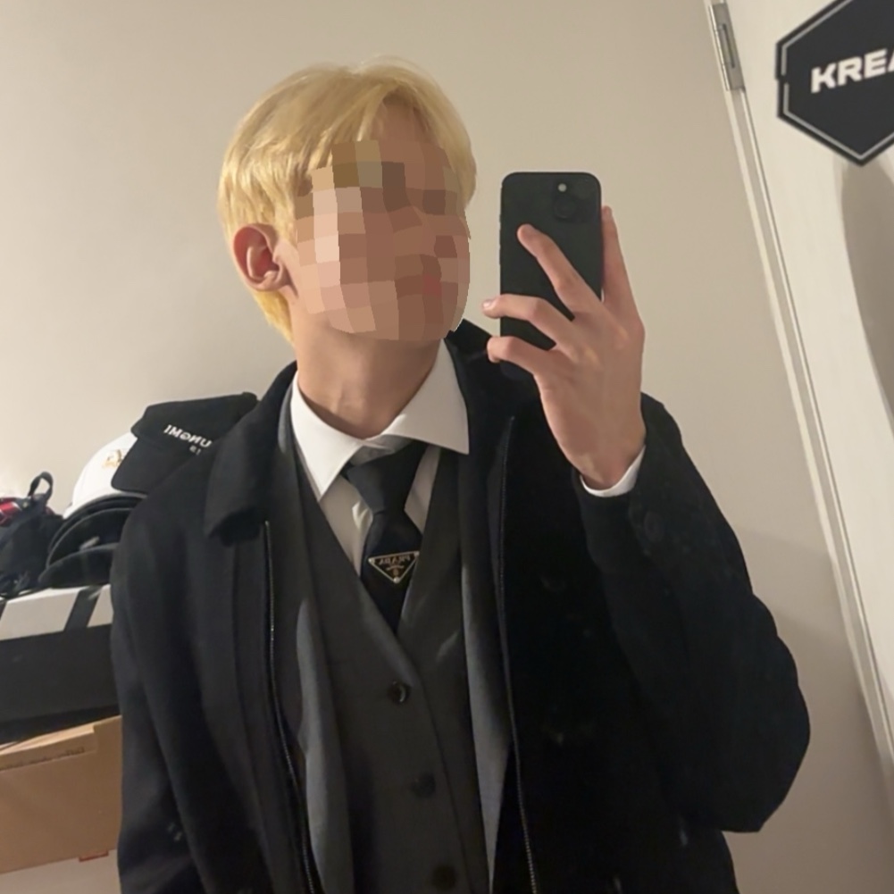 Prada Re-Nylon Gabardine Tie Black, Prada Chocolate Brushed Leather Loafers Black 착용 스타일 - 2