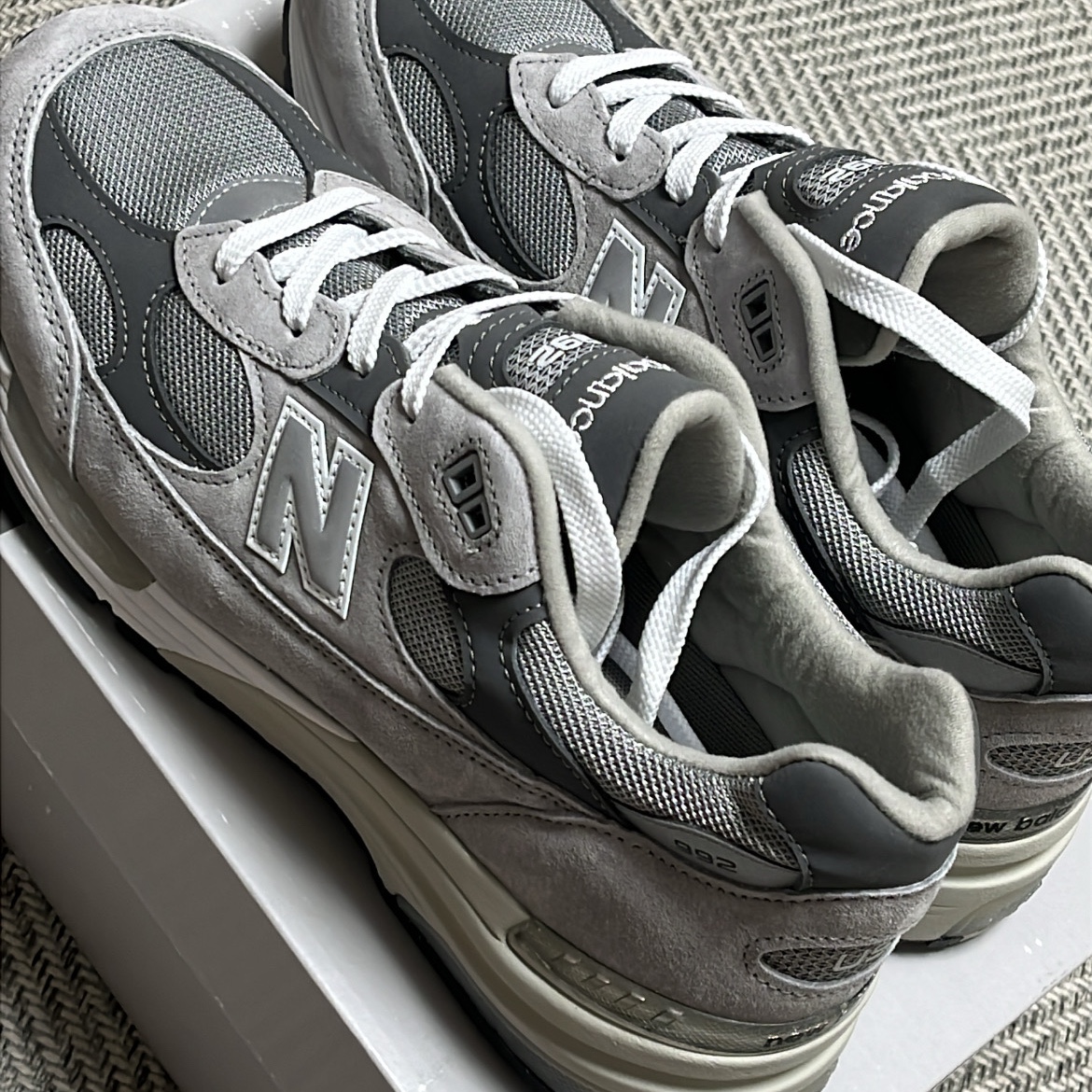 New Balance 992 Made in USA Core Grey Silver Metallic 착용 스타일 - 1