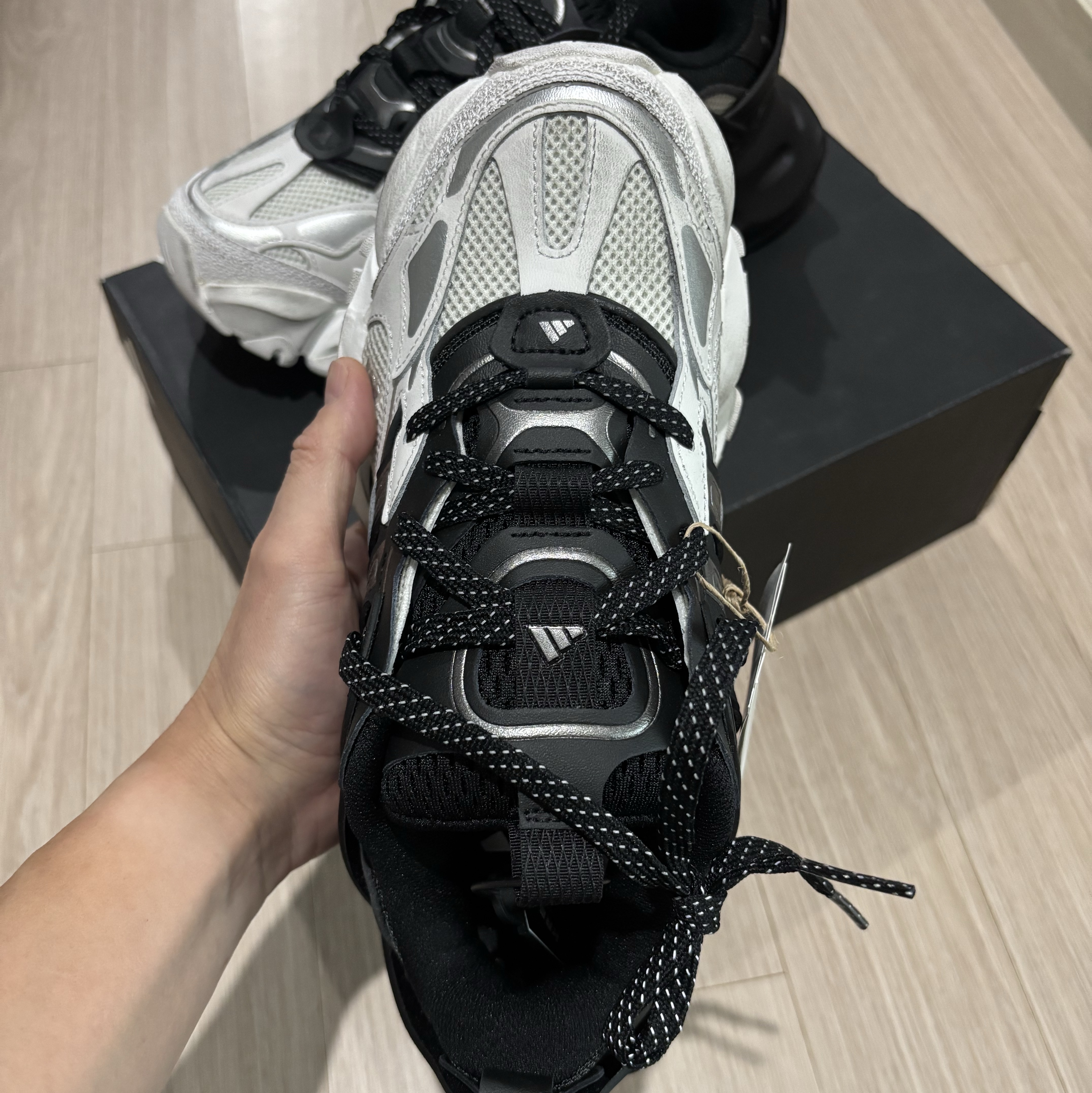 Adidas Vento XLG Runner Deluxe Sneakers White Black 착용 스타일 - 3