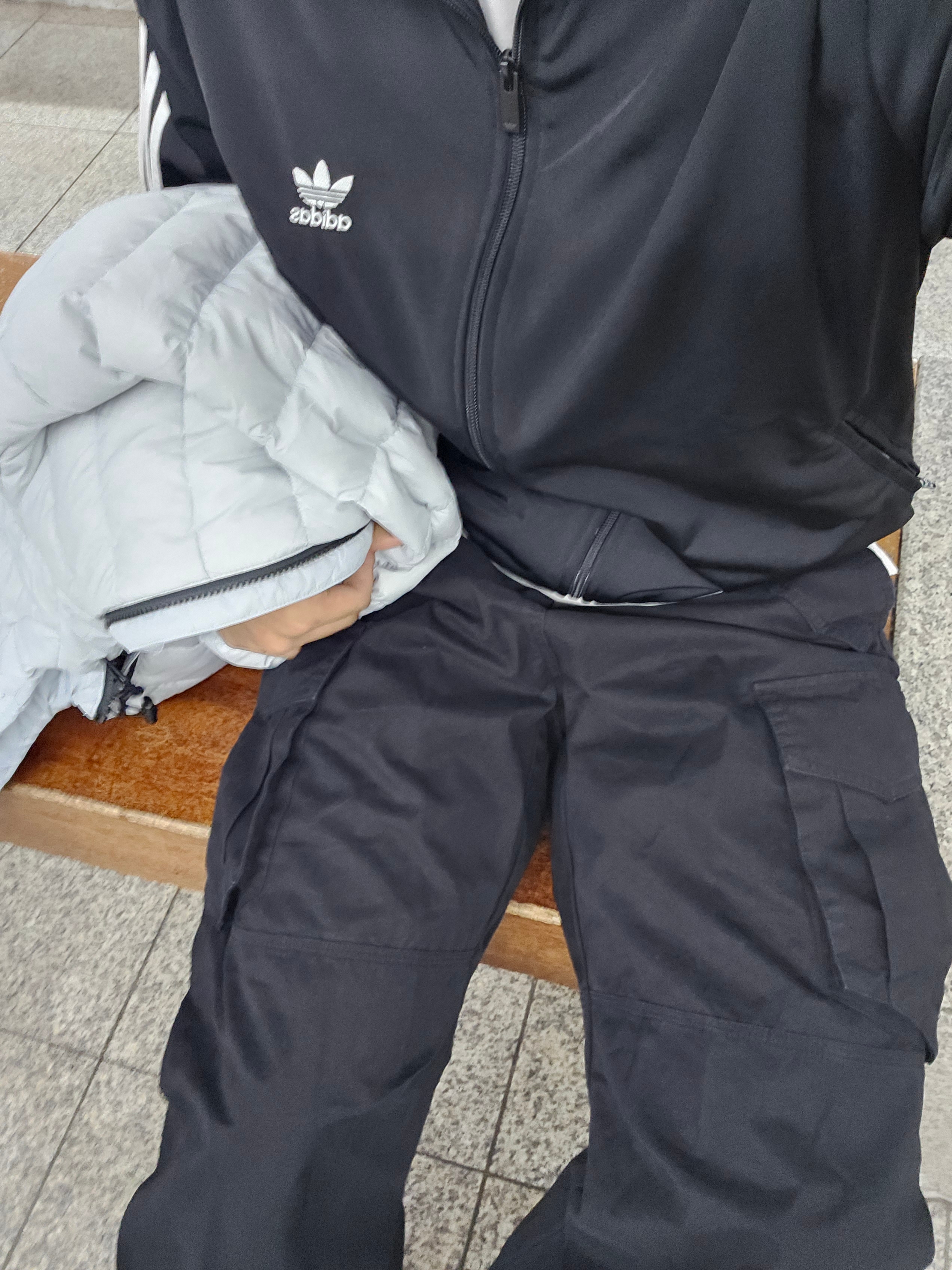 Adidas Adicolor Classics Firebird Track Top Black - KR Sizing, Flavorism VTG Washed Cargo Pants Black 착용 스타일 - 3