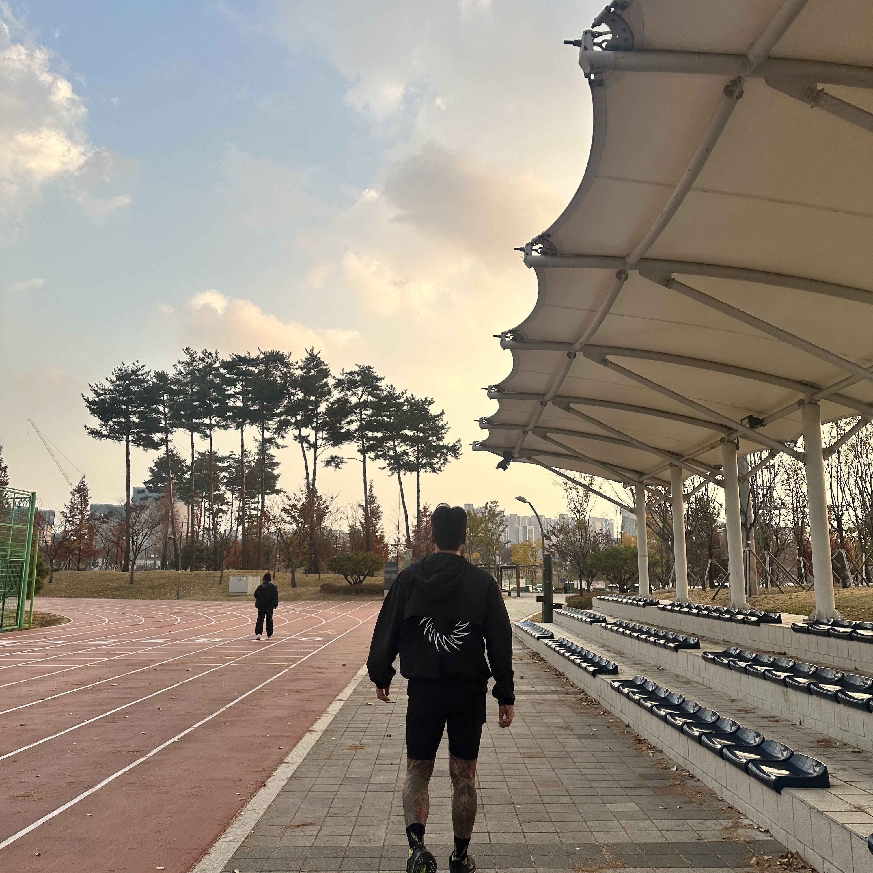 UVU Ultralight Windbreaker Black, CEP Core Run Mid Cut Socks Black/Lime 착용 스타일