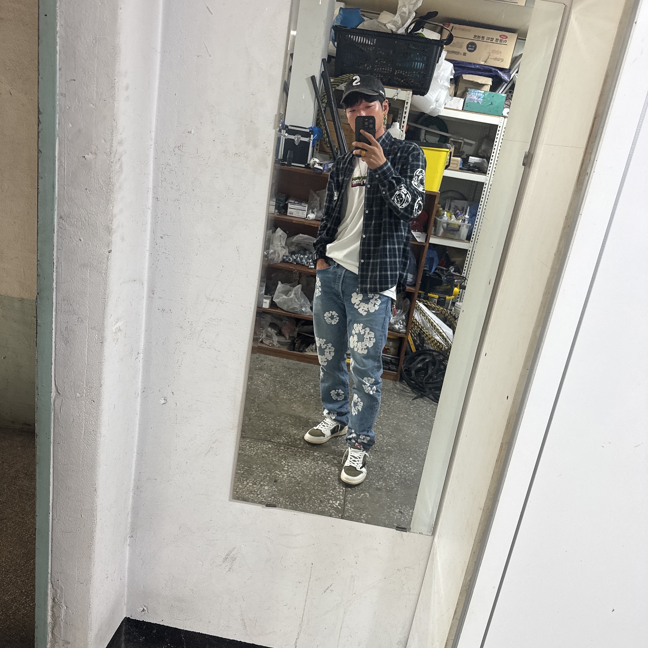 Supreme Los Angeles Fire Relief Box Logo T-Shirt White - 25SS, Jordan 1 x Travis Scott Retro Low OG SP Reverse Olive 착용 스타일 - 3