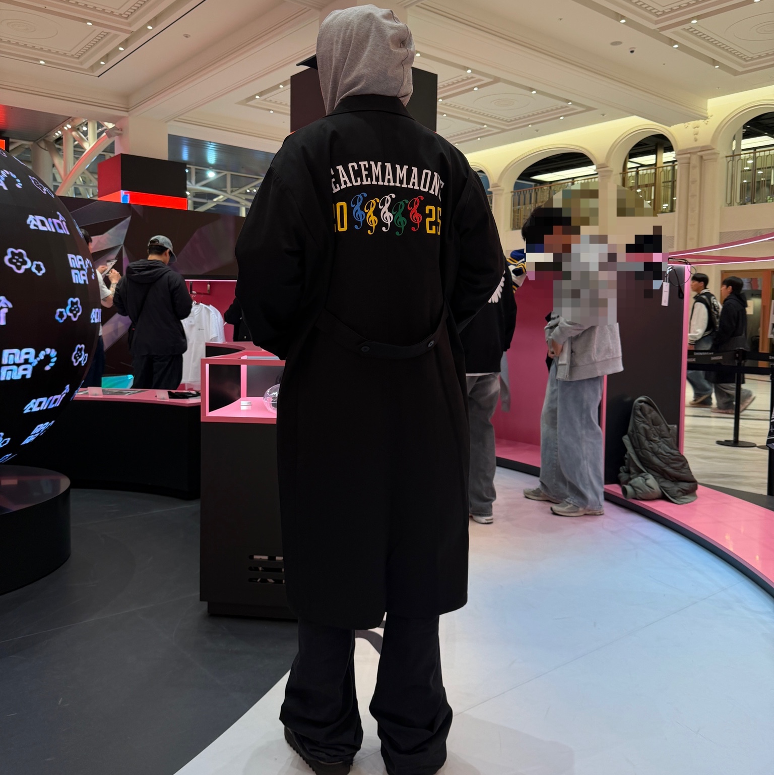 Peaceminusone x 2025 MAMA Awards Peacemamaone Coat Black 착용 스타일