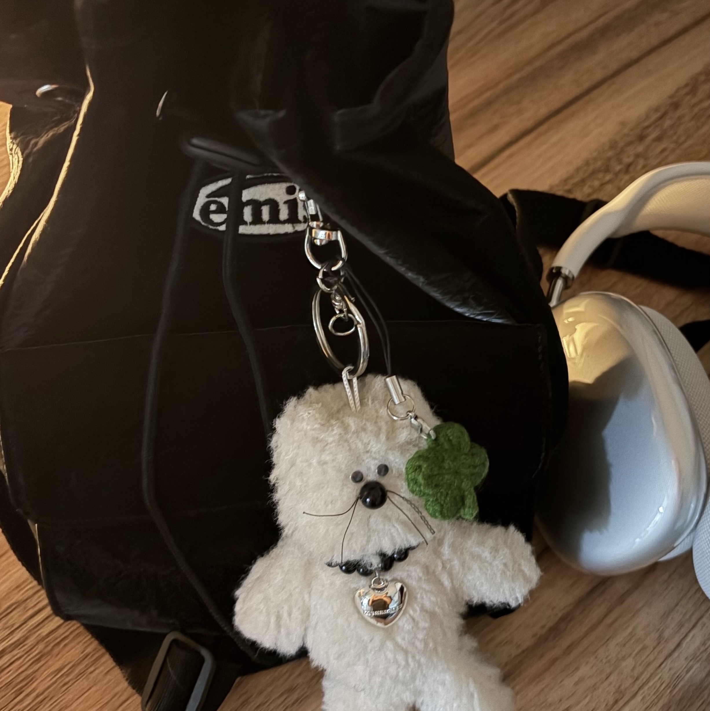 Emis Mini Wappen Pocket Backpack Black, Monamhee Creami Keyring Cream - KREAM Exclusive 착용 스타일