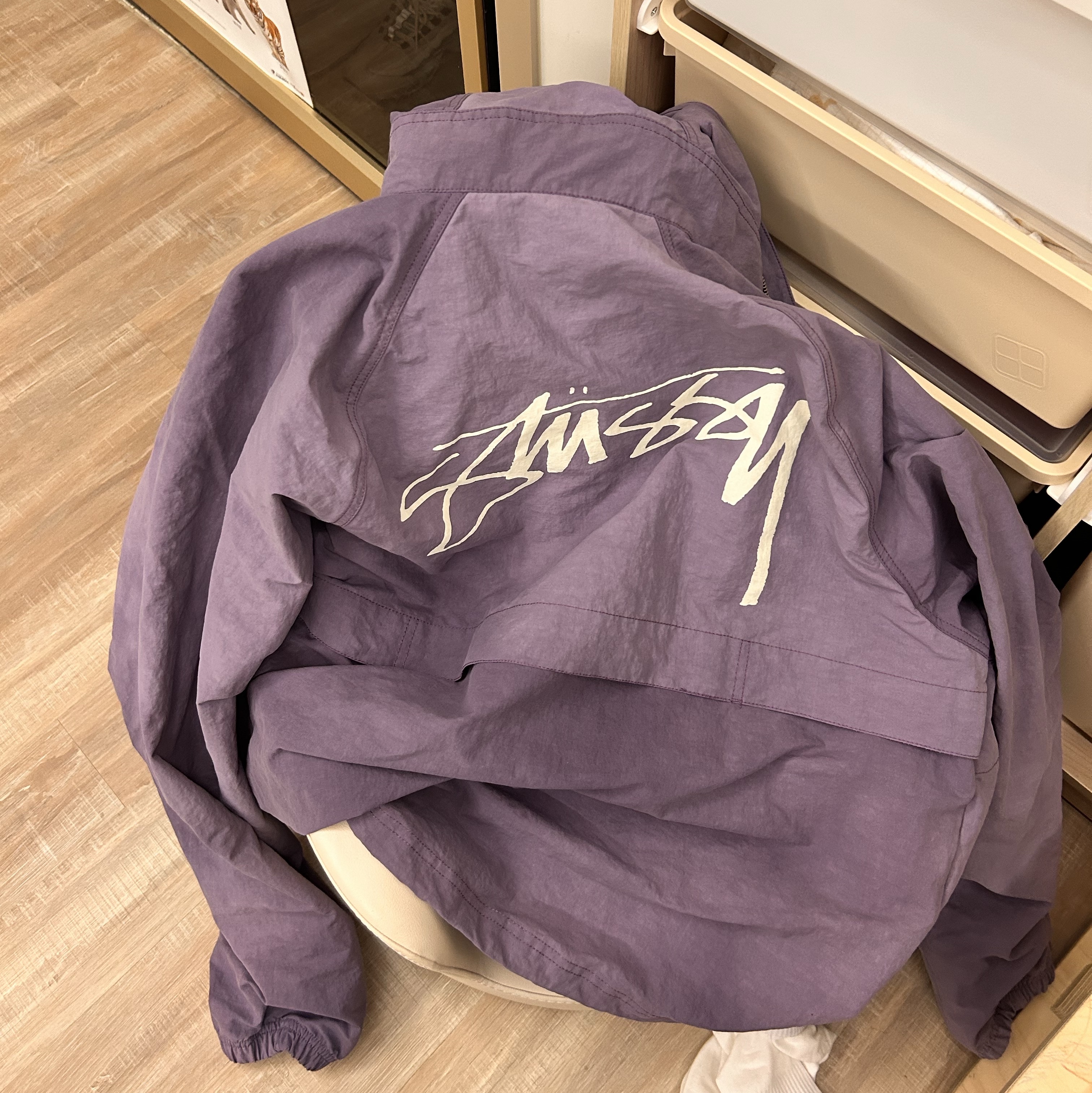 Stussy Wave Dye Beach Shell Jacket Grape 착용 스타일