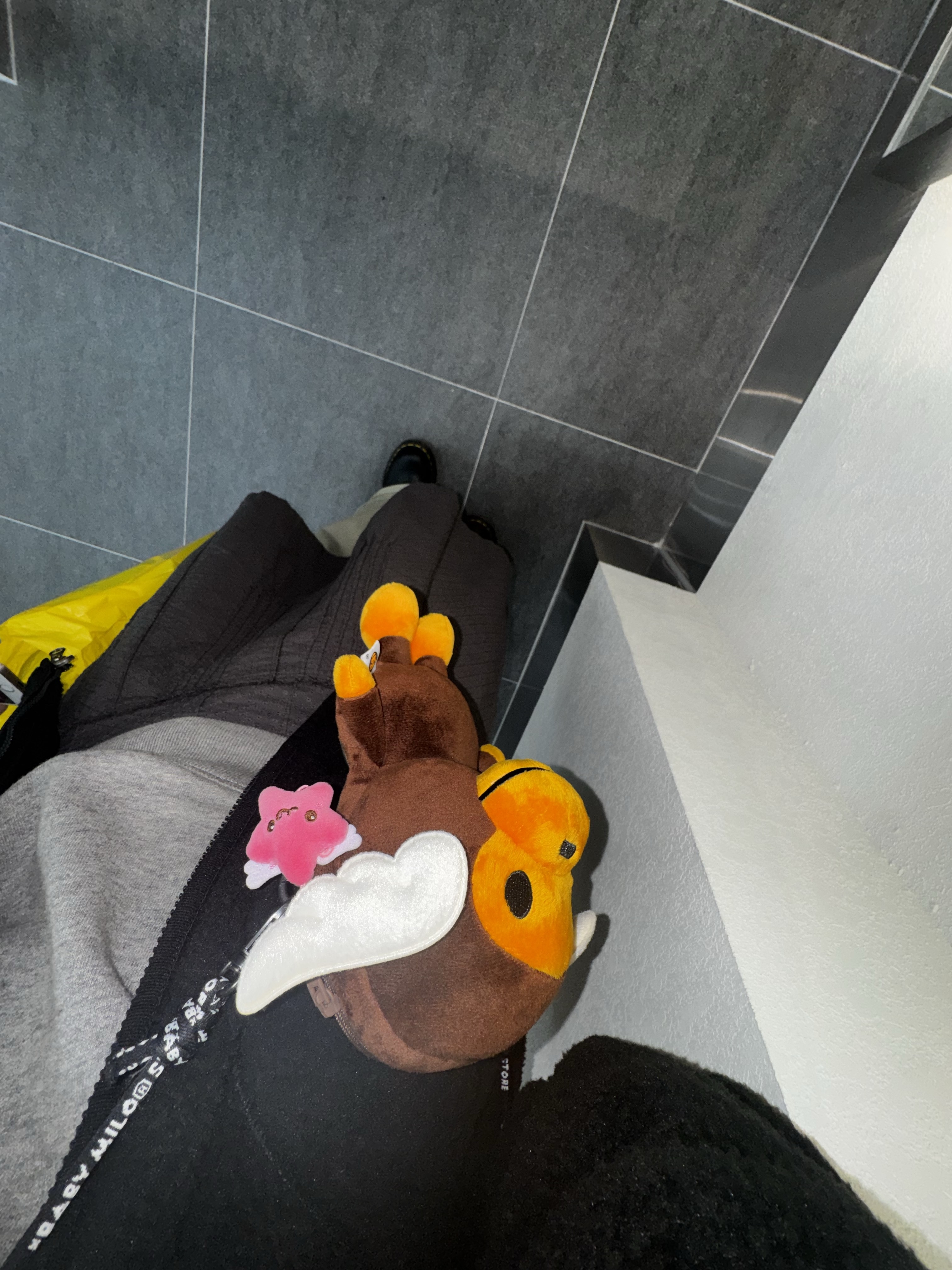 BAPE Baby Milo Mobile Bag Brown, BAPE Baby Milo Plush Mobile Bag Brown 착용 스타일 - 4
