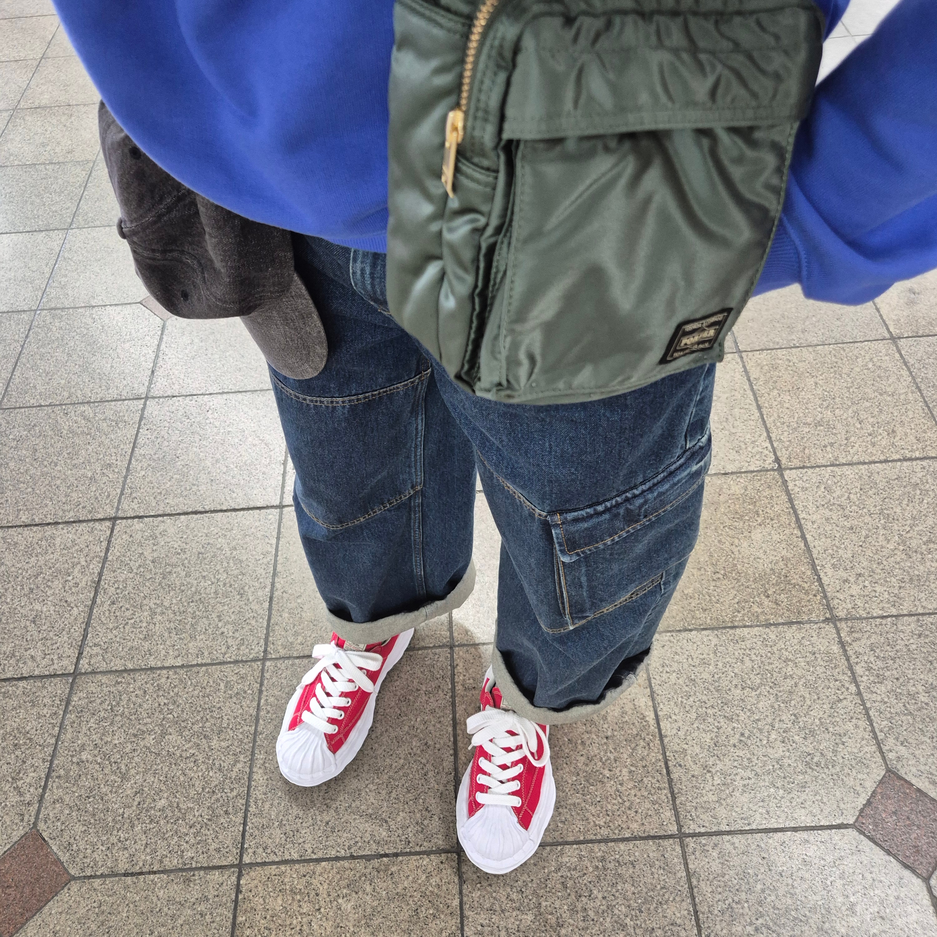Porter All New Tanker Vertical Bag Sage Green, Maison Mihara Yasuhiro Blakey OG Sole Canvas Low-top Sneakers Red White 착용 스타일 - 1