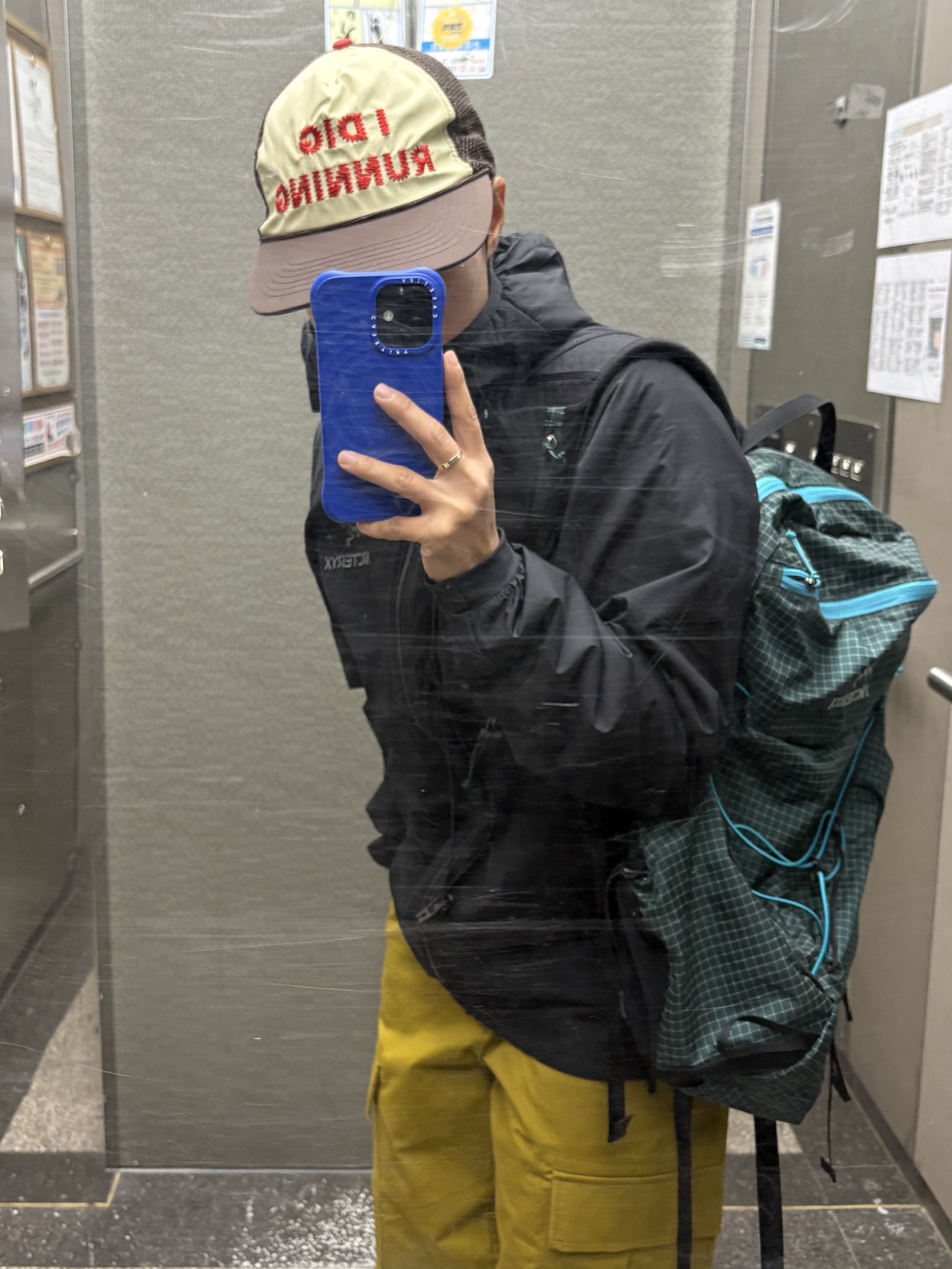 Arc'teryx Atom Hoody Black, Alex Zono I Dig Running Trucker Hat OG Brown 착용 스타일