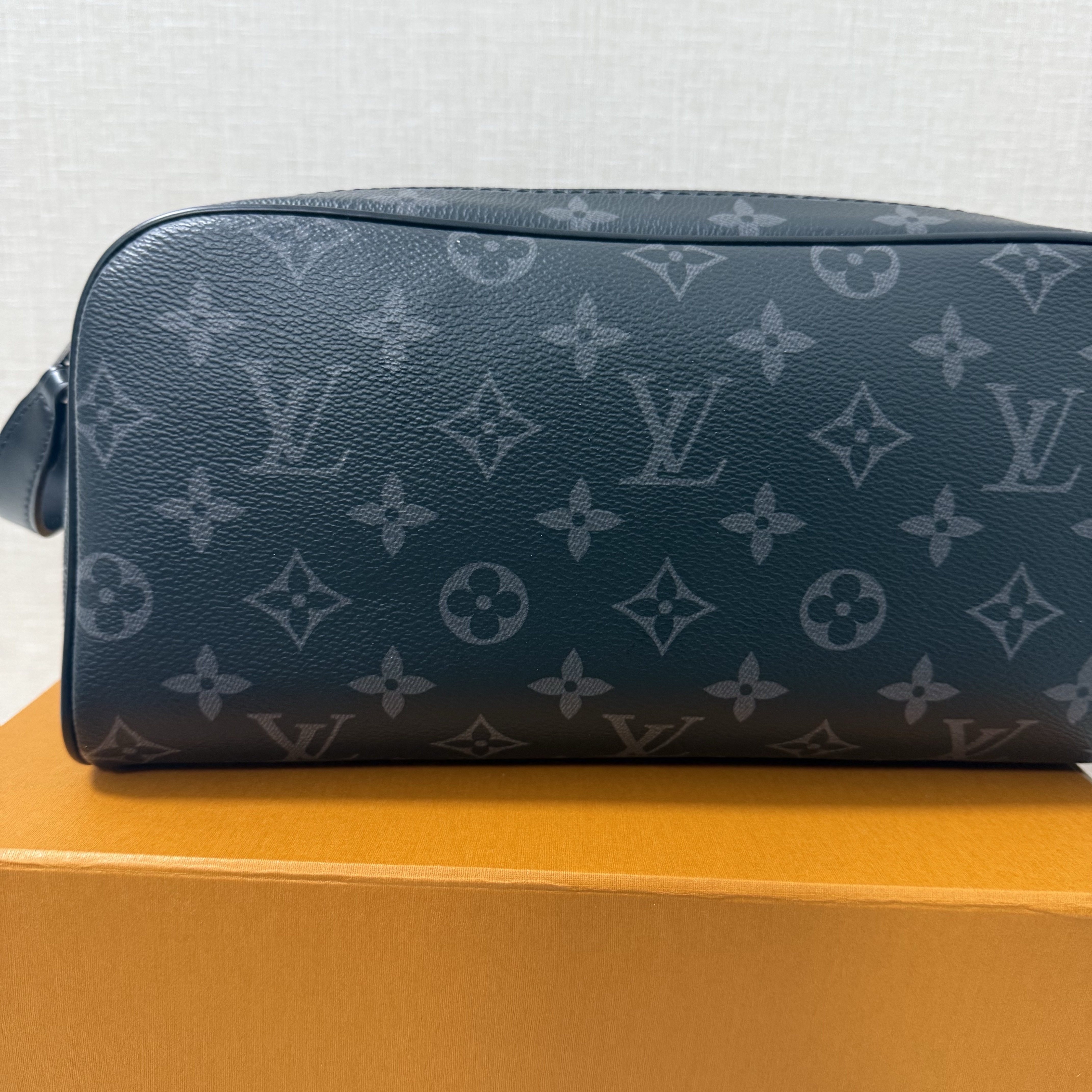Louis Vuitton Dopp Kit Toilet Pouch Monogram Eclipse 착용 스타일