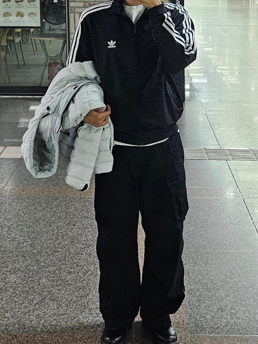 Adidas Adicolor Classics Firebird Track Top Black - KR Sizing, Flavorism VTG Washed Cargo Pants Black 착용 스타일 - 1