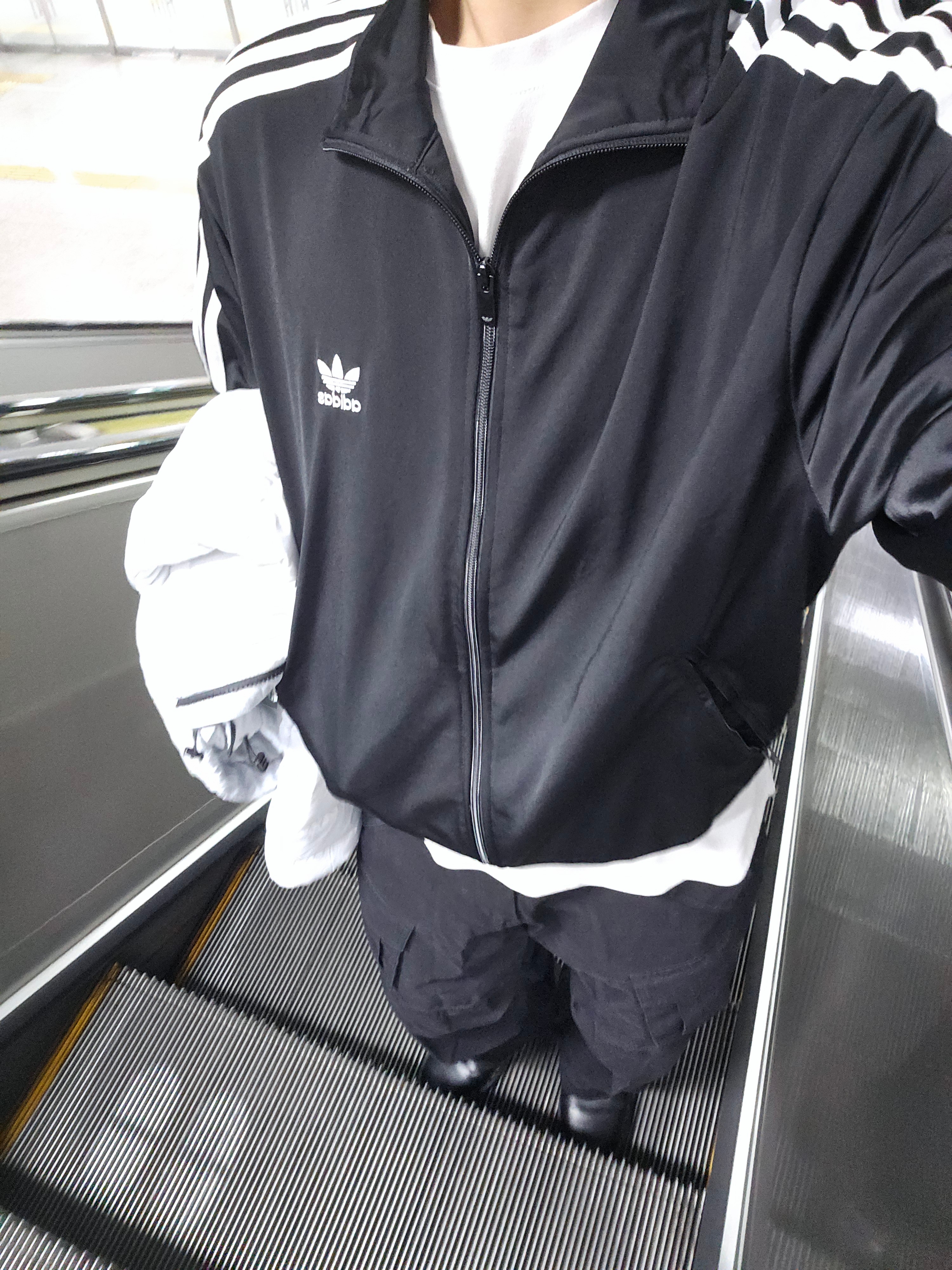 Adidas Adicolor Classics Firebird Track Top Black - KR Sizing, Flavorism VTG Washed Cargo Pants Black 착용 스타일 - 2