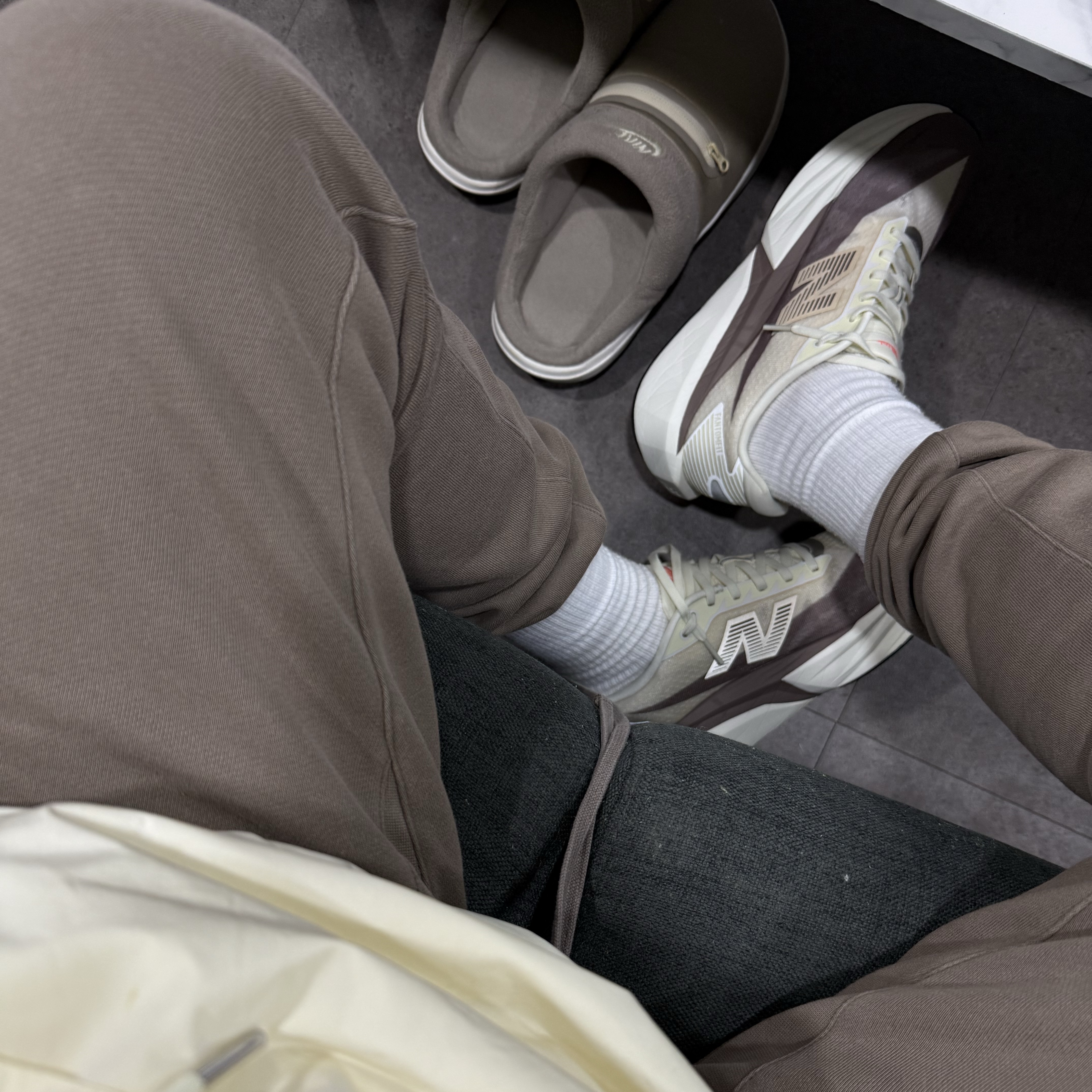 New Balance FuelCell Rebel v5 Angora Earth Shadow Sea Salt - D Standard, Essentials Track Pants Desert Taupe - 22SS 착용 스타일
