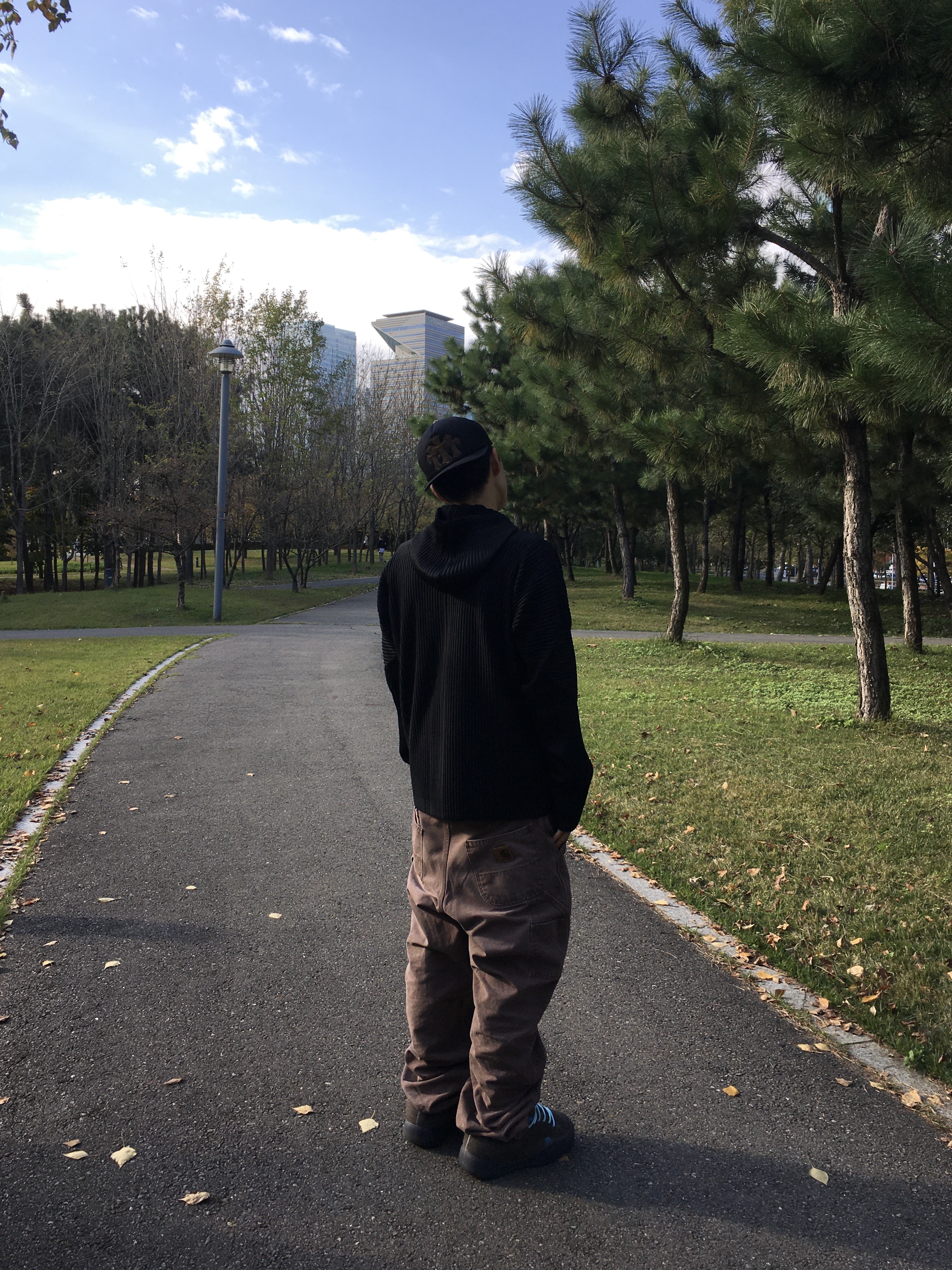 Homme Plisse Issey Miyake MC July Zip Up Parka Black, ERL Vamp Skate Electric Gray 착용 스타일 - 2