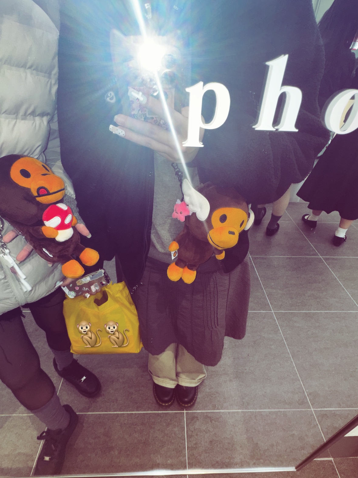 BAPE Baby Milo Mobile Bag Brown, BAPE Baby Milo Plush Mobile Bag Brown 착용 스타일 - 1