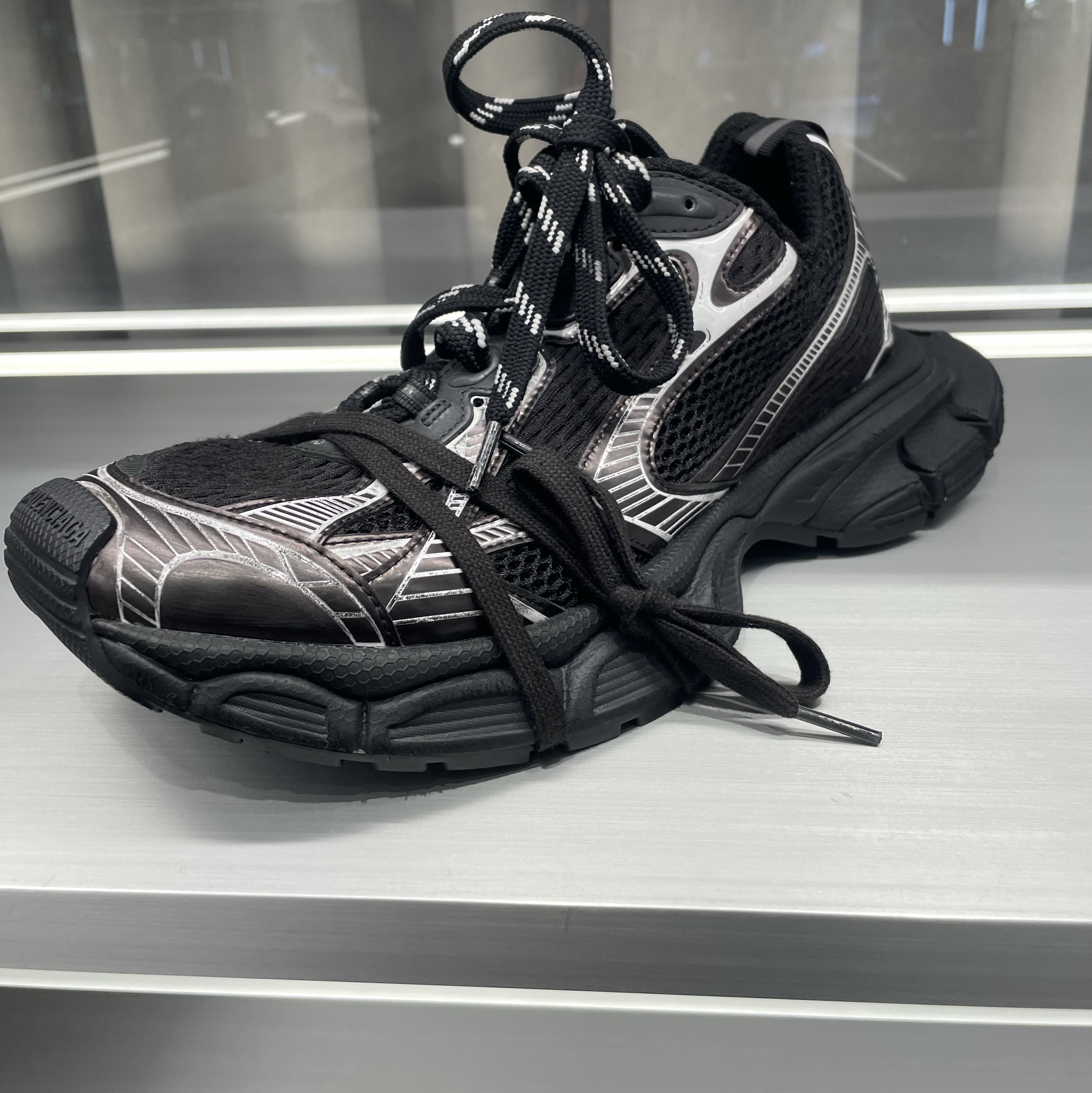 Balenciaga 3XL Sneakers Black White 착용 스타일 - 3