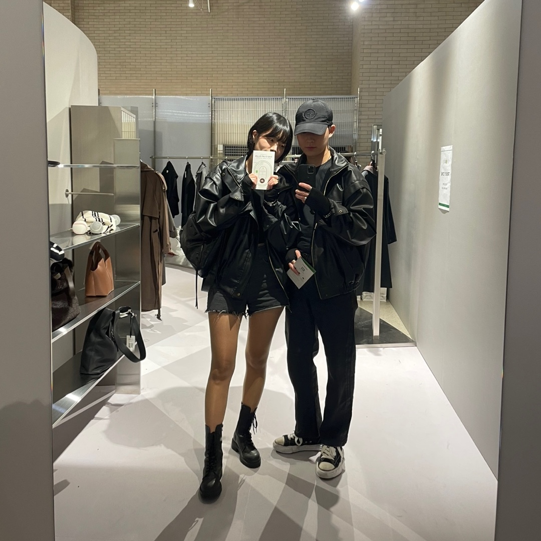 Balenciaga Le City Medium Bag Black Silver 착용 스타일 - 3