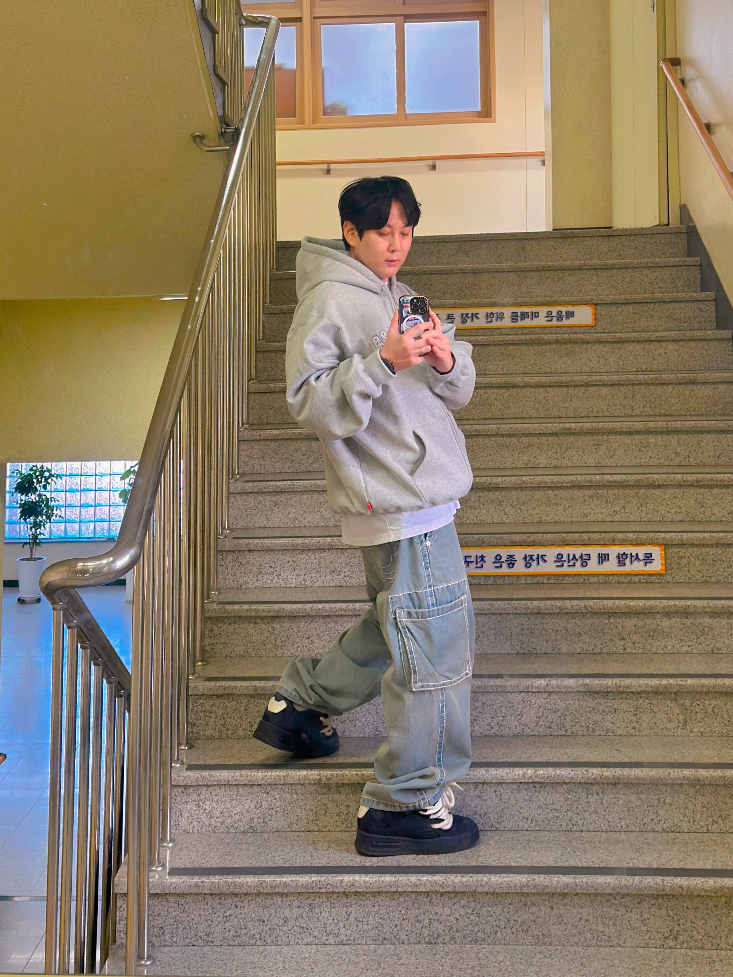 Supreme x B.B. Simon Zip Up Hooded Sweatshirt Heather Grey - 25SS, True Religion Classic Cargo Pants Light Indigo 착용 스타일 - 1