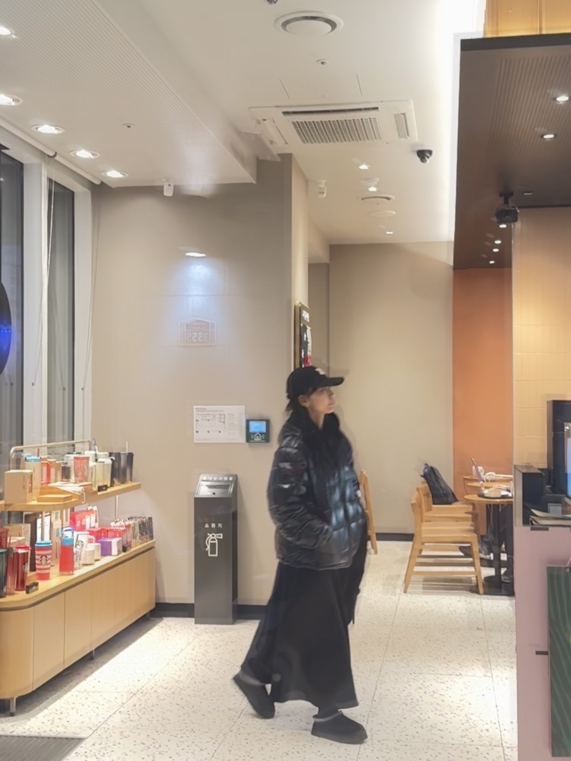 Stussy Midweight Hooded Puffer Black, (W) UGG Tazz Slipper Black 착용 스타일 - 2