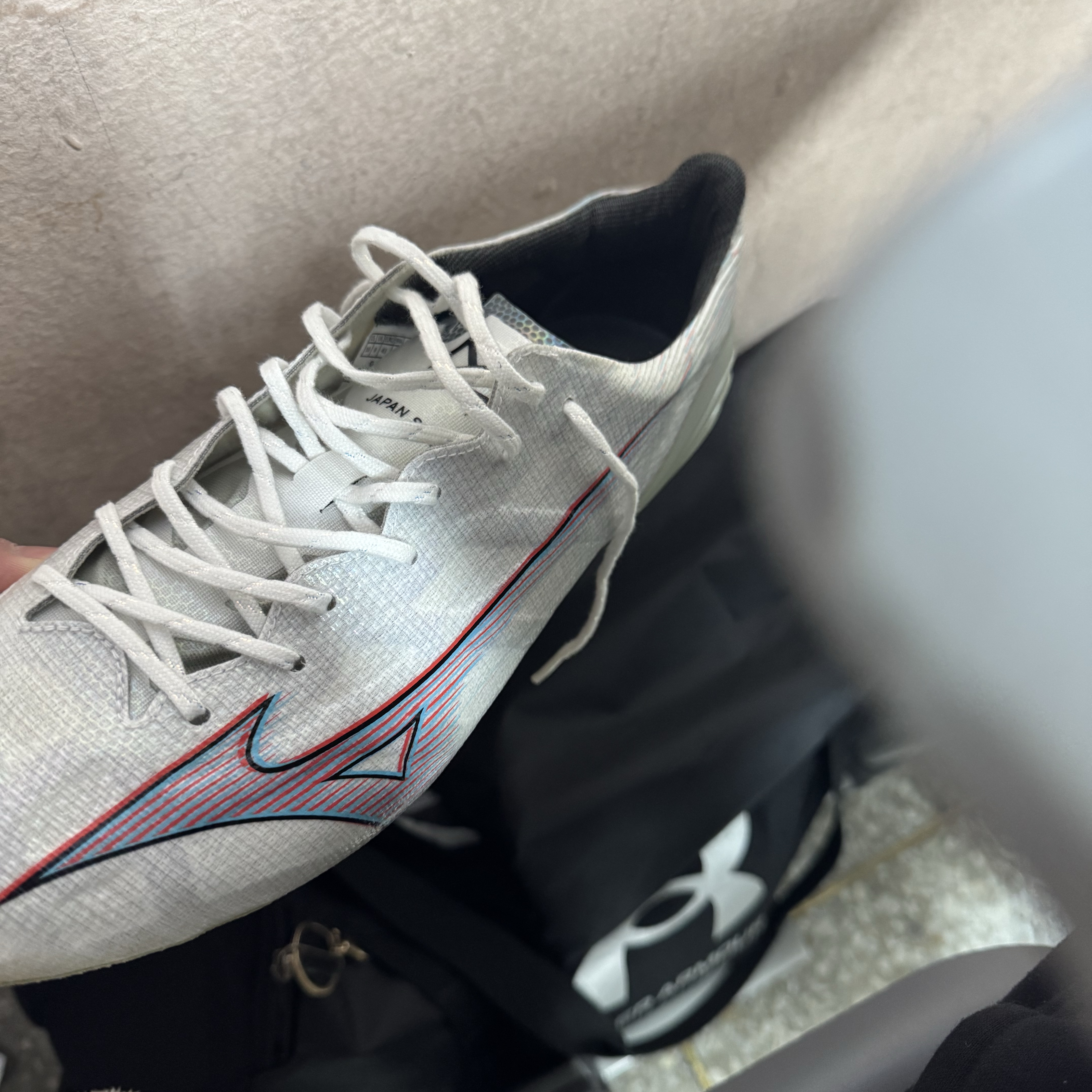 Mizuno Alpha Japan White Ignition Red 착용 스타일