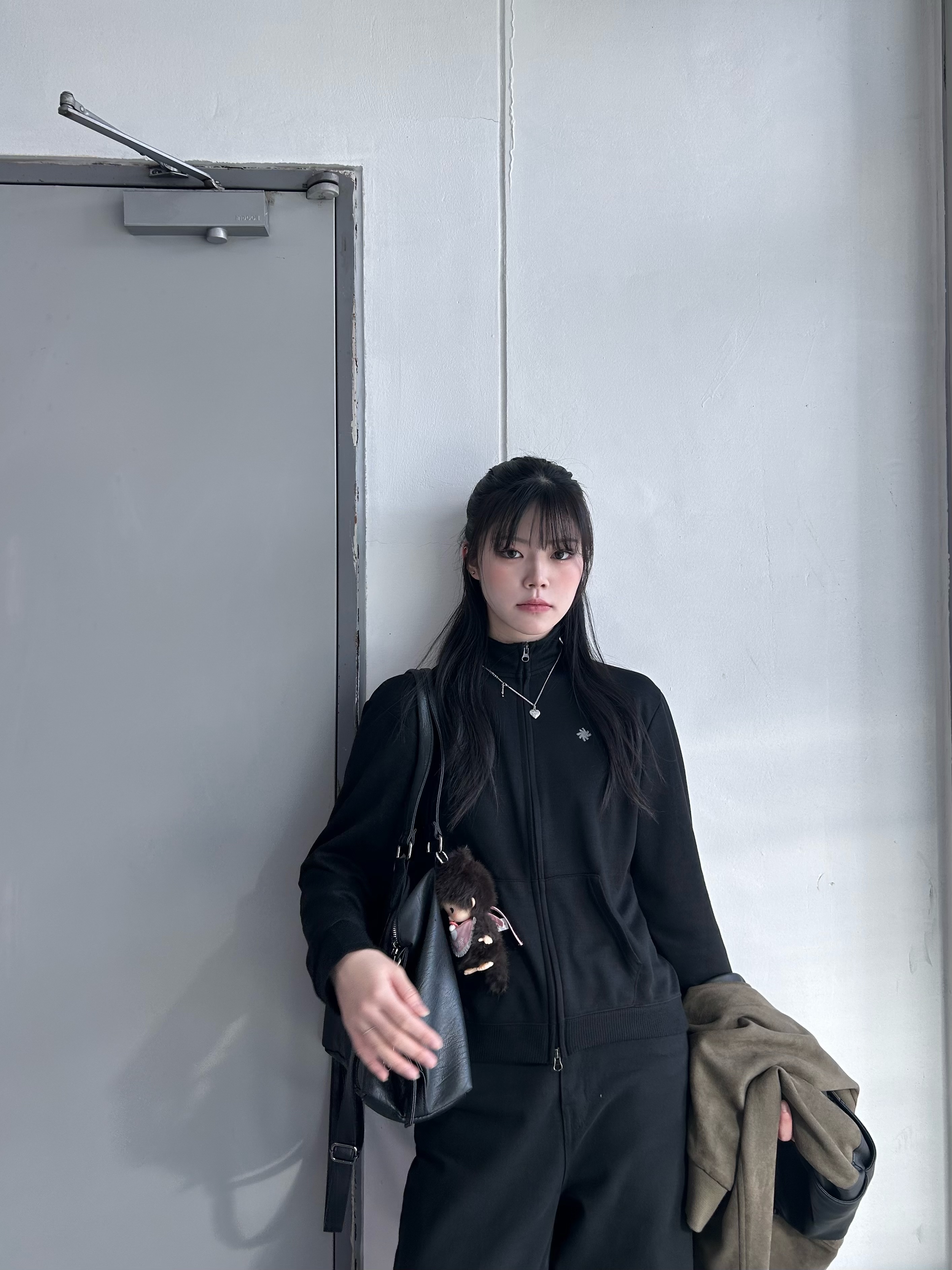 SLOW RECORD HOUSE Track Zip-Up Cardigan Black 착용 스타일 - 1