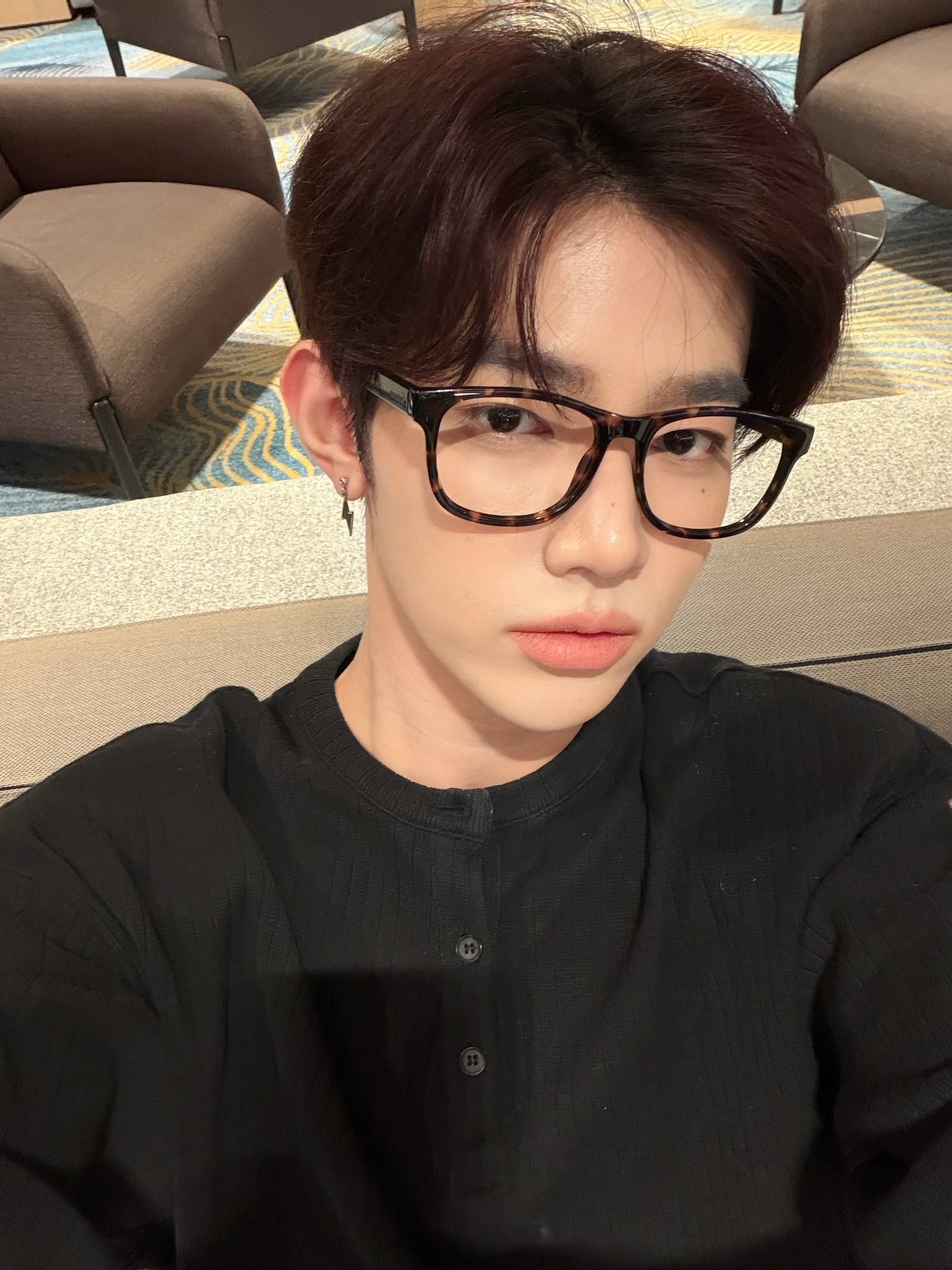 Nonnod Finger Hole Henry Neck T-Shirt Black, Nonnod Finger Hole Henry Neck T-Shirt Grey 착용 스타일 - 3
