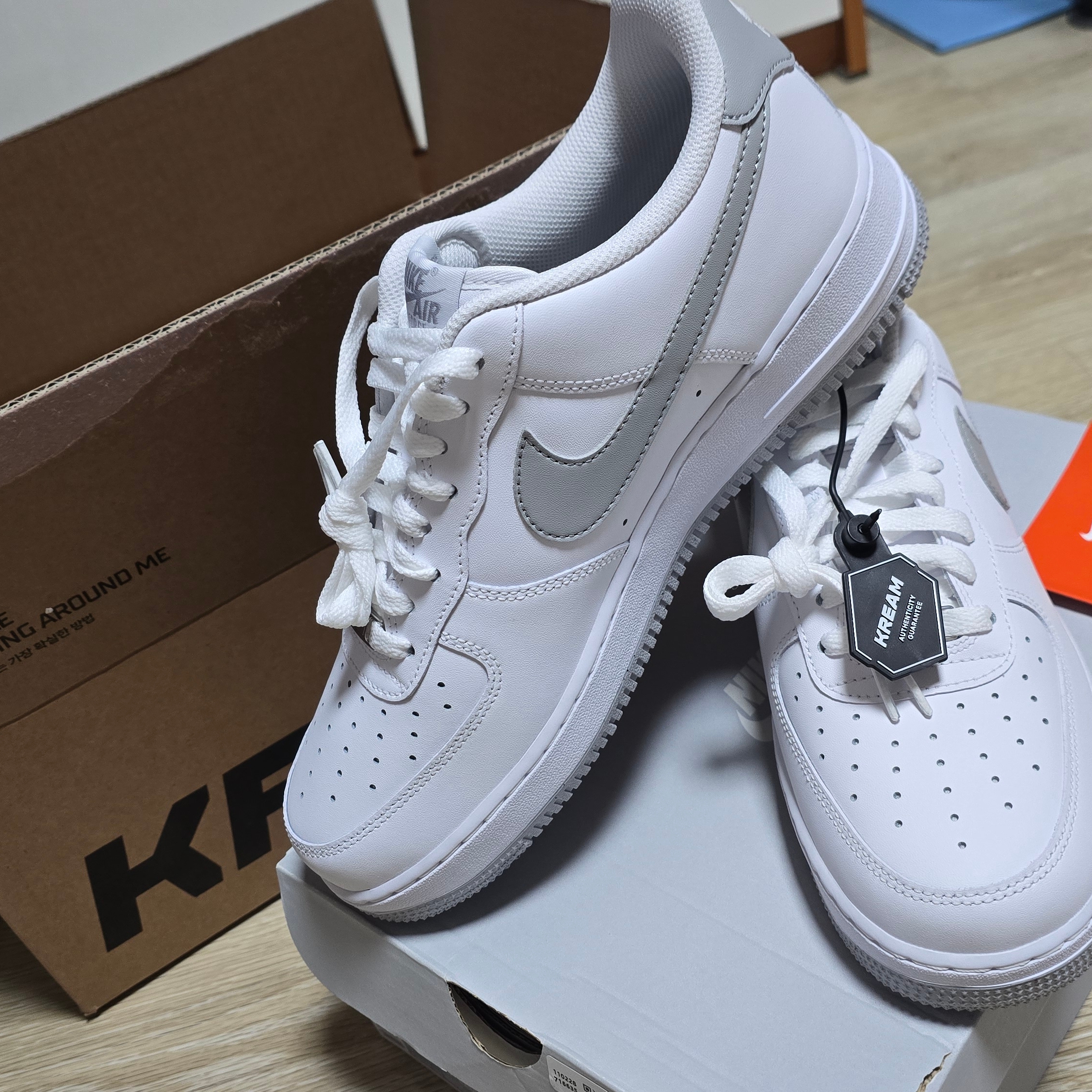 Nike Air Force 1 '07 White Light Smoke Grey 착용 스타일 - 2