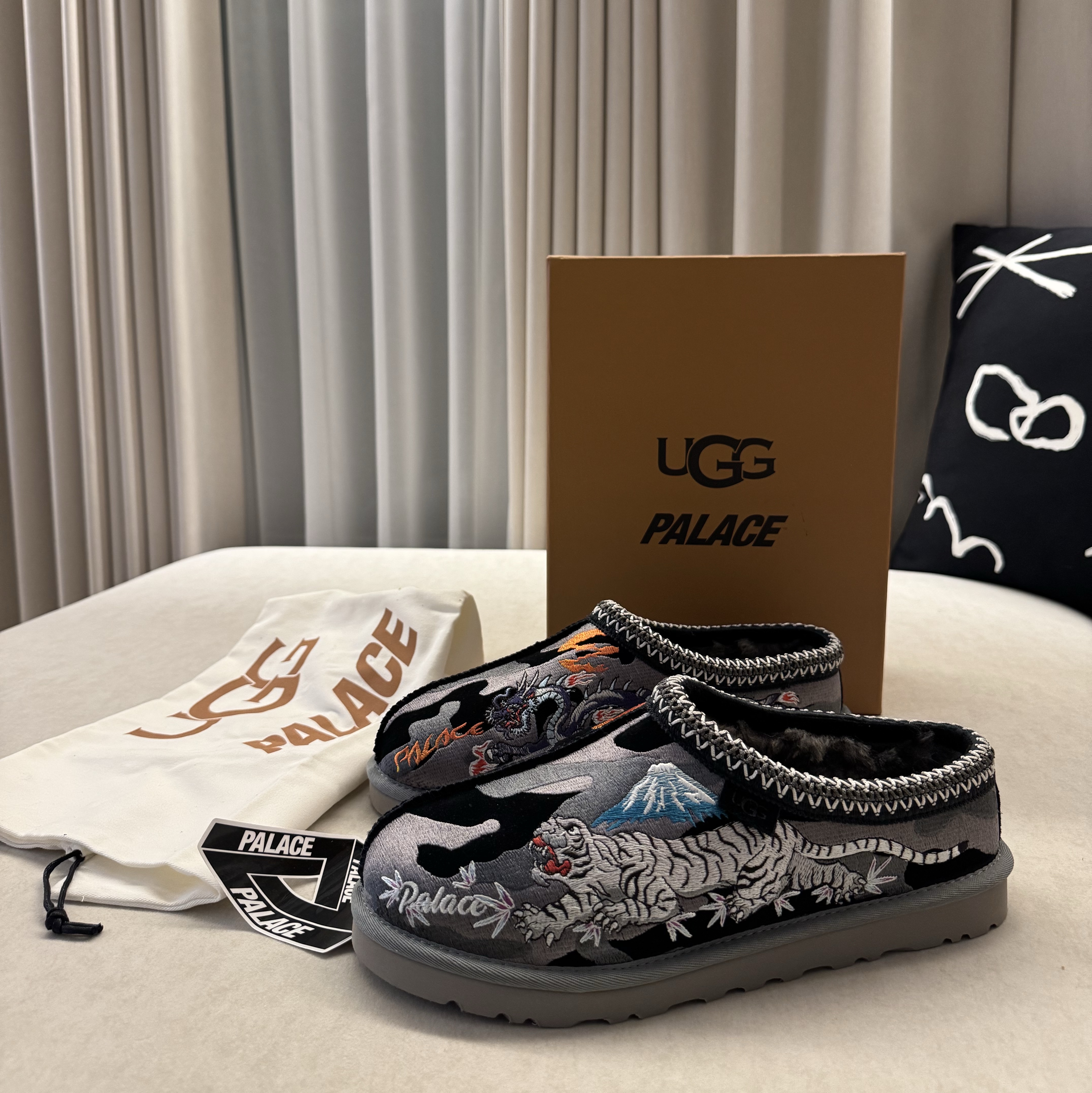 UGG x Palace Tasman Slipper Black Camo 착용 스타일 - 1
