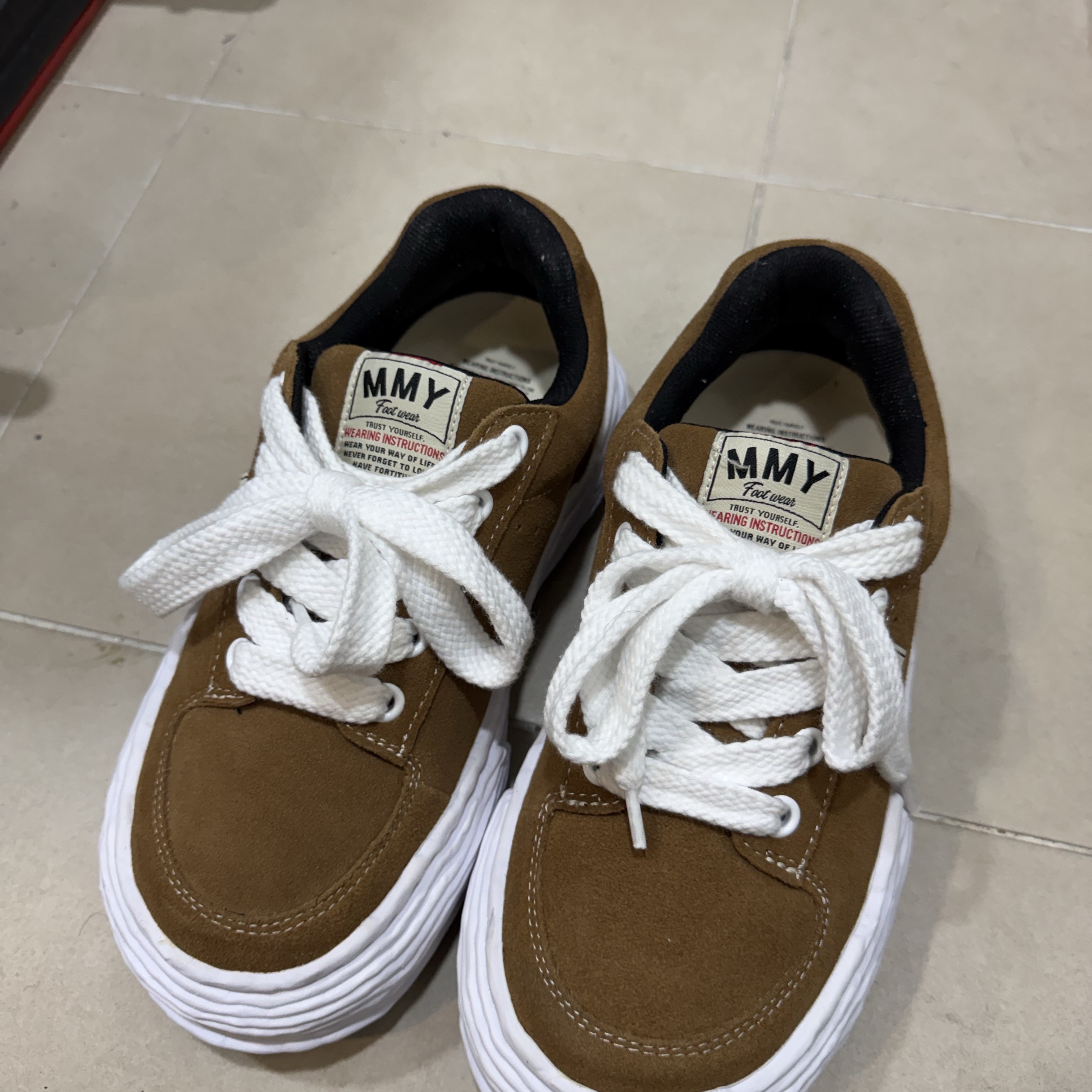 Maison Mihara Yasuhiro Oliver OG Sole Suede Low-top Sneakers Brown, Hatchingroom Wide Curve Jeans Washed Black 착용 스타일 - 2