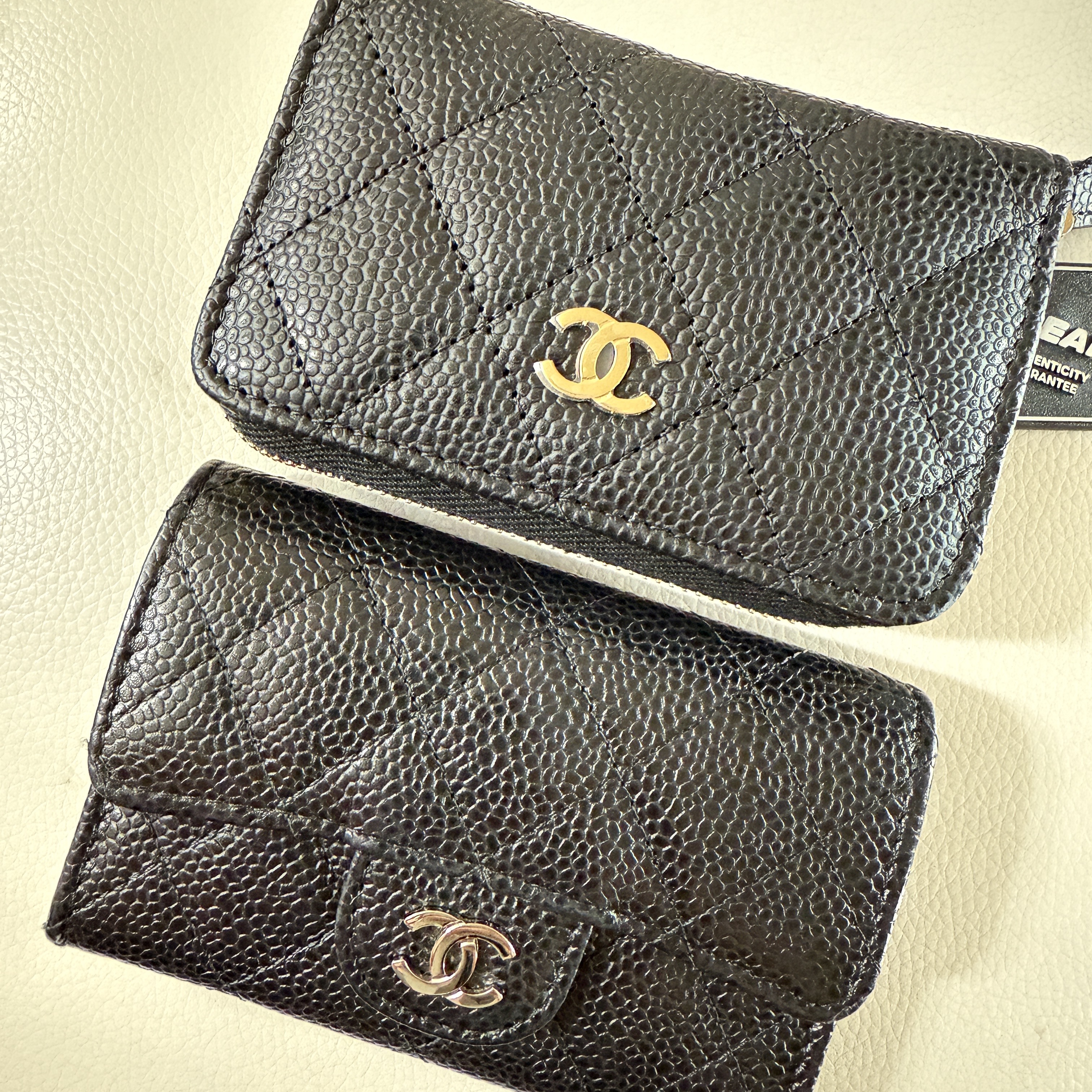 Chanel Classic Zipped Coin Purse Grained Calfskin & Gold Black 착용 스타일 - 1