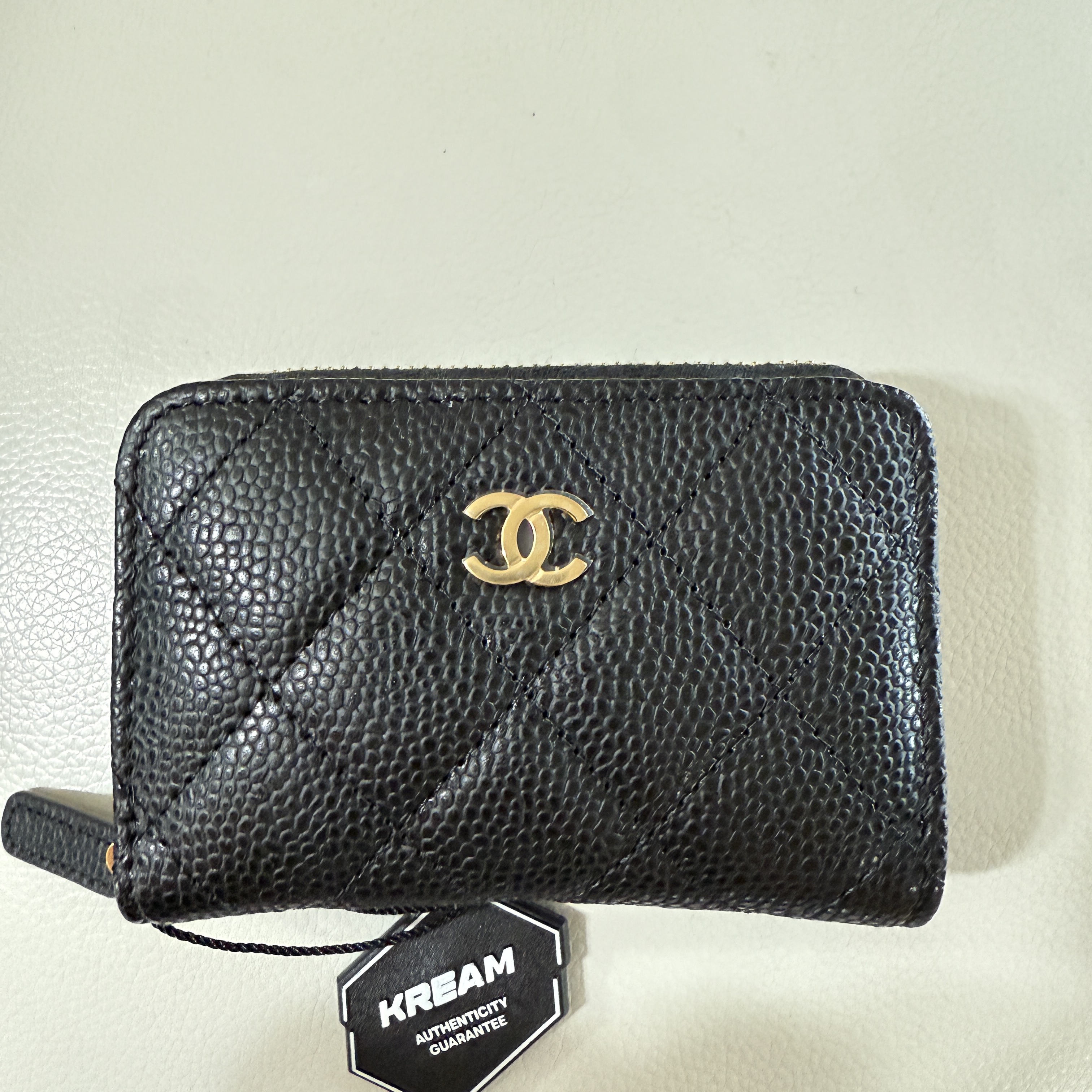Chanel Classic Zipped Coin Purse Grained Calfskin & Gold Black 착용 스타일 - 3