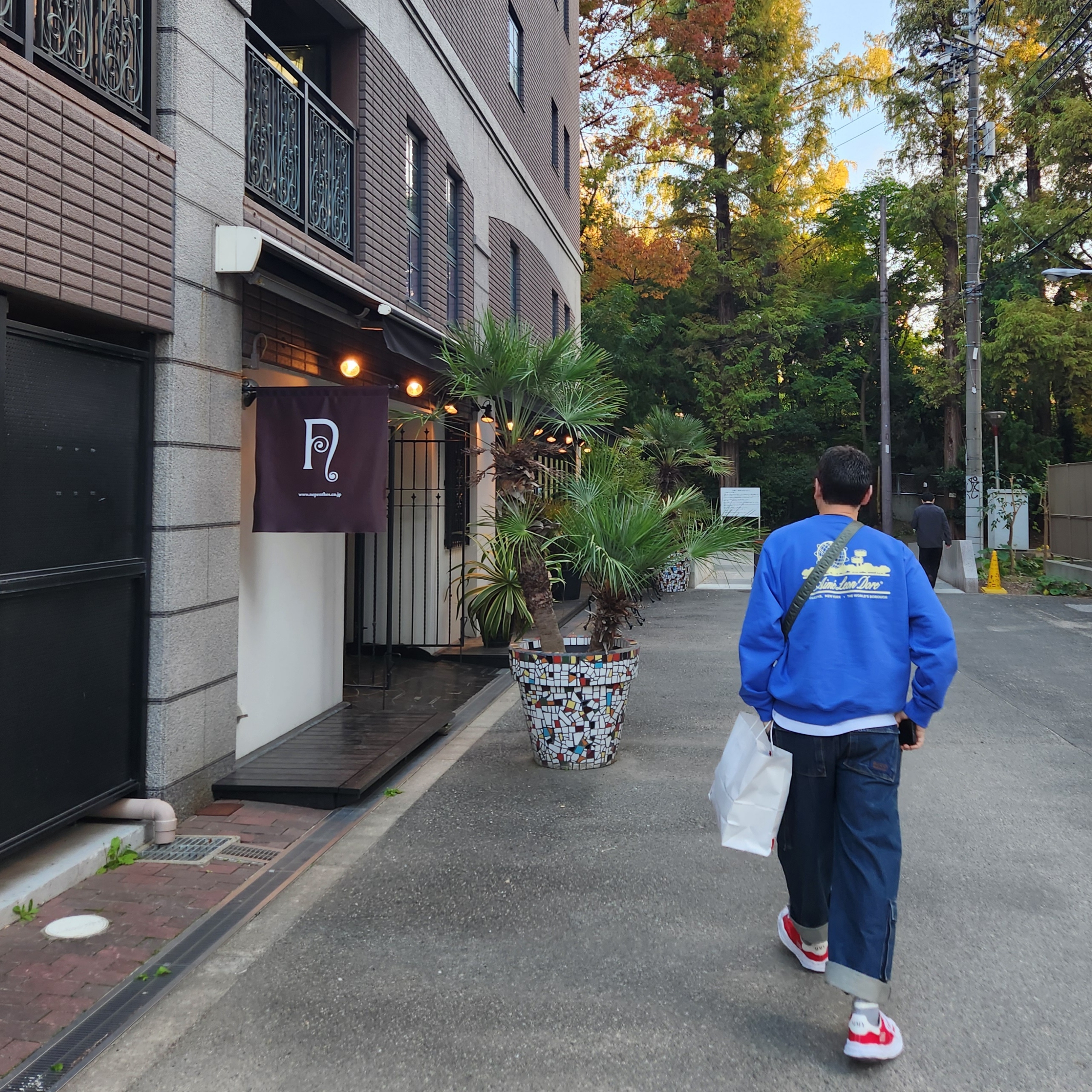 Aime Leon Dore Unisphere Crewneck Sweatshirt Evening Blue, Maison Mihara Yasuhiro Blakey OG Sole Canvas Low-top Sneakers Red White 착용 스타일