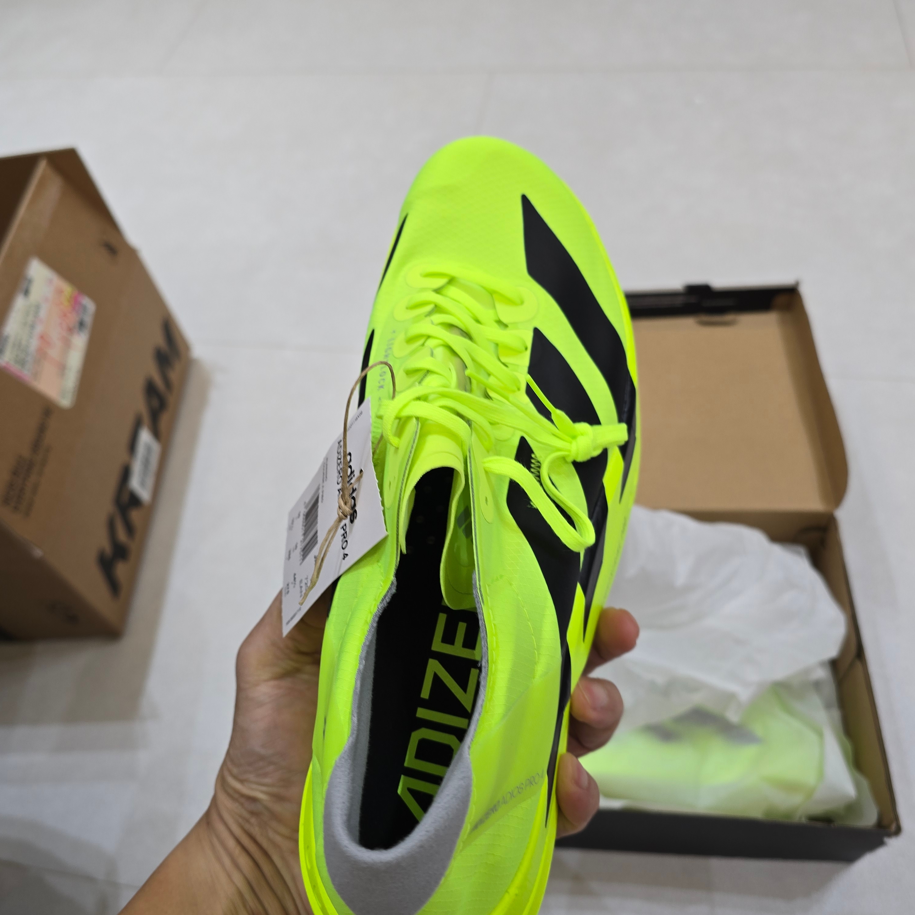 Adidas Adizero Adios Pro 4 Lucid Lemon Core Black 착용 스타일 - 4
