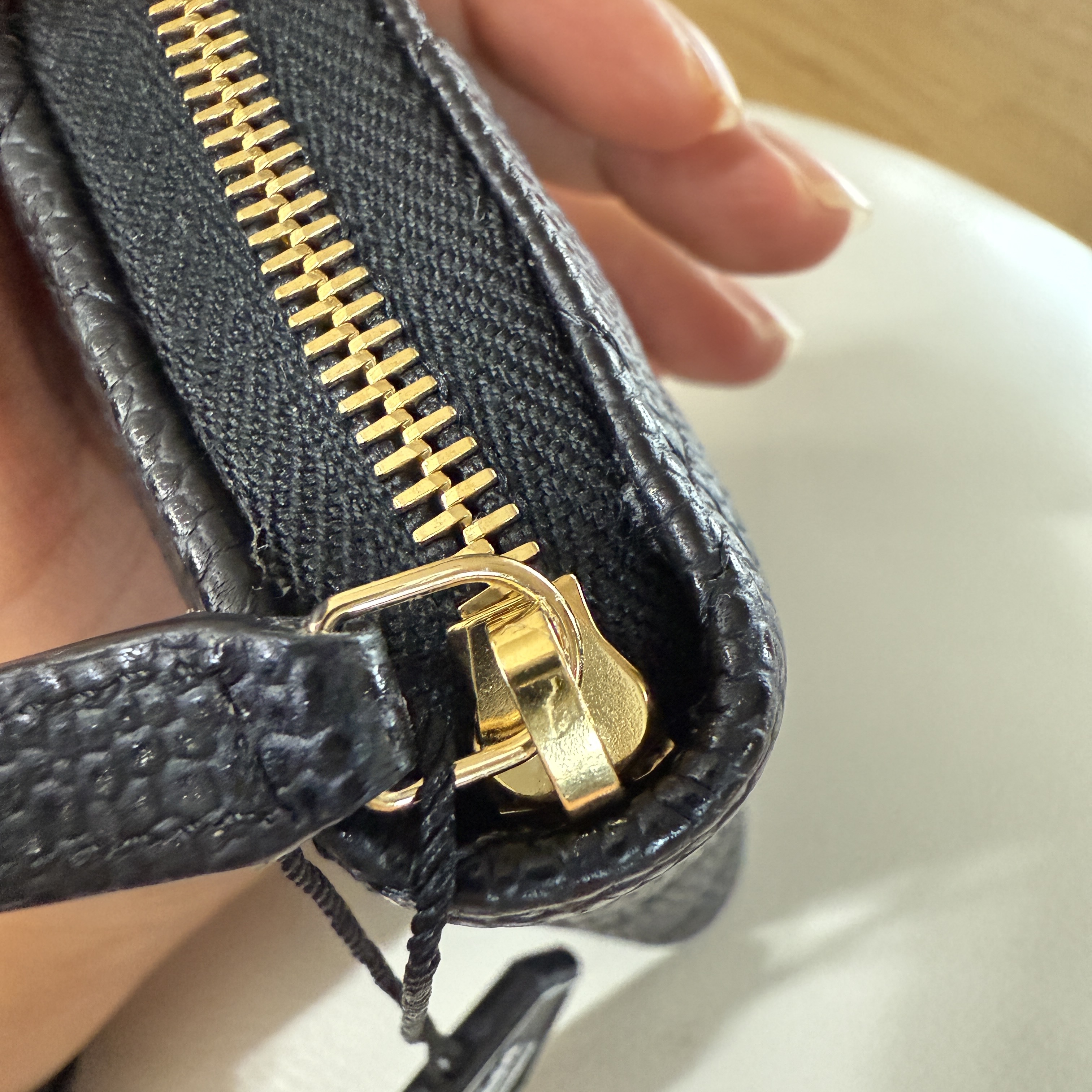 Chanel Classic Zipped Coin Purse Grained Calfskin & Gold Black 착용 스타일 - 2