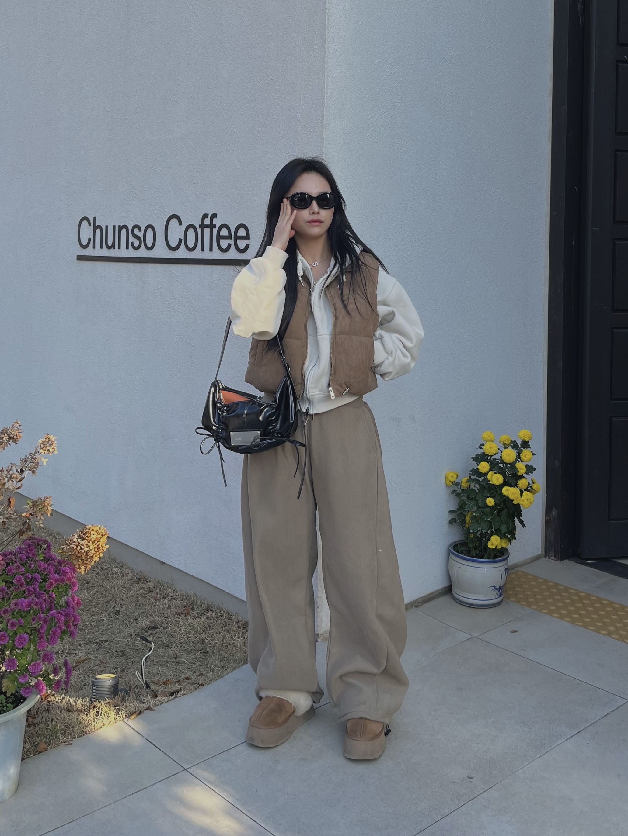 (W) UGG Funkette Slides Chestnut, Matin Kim Half Shirring Ribbon Round Bag Black 착용 스타일 - 1