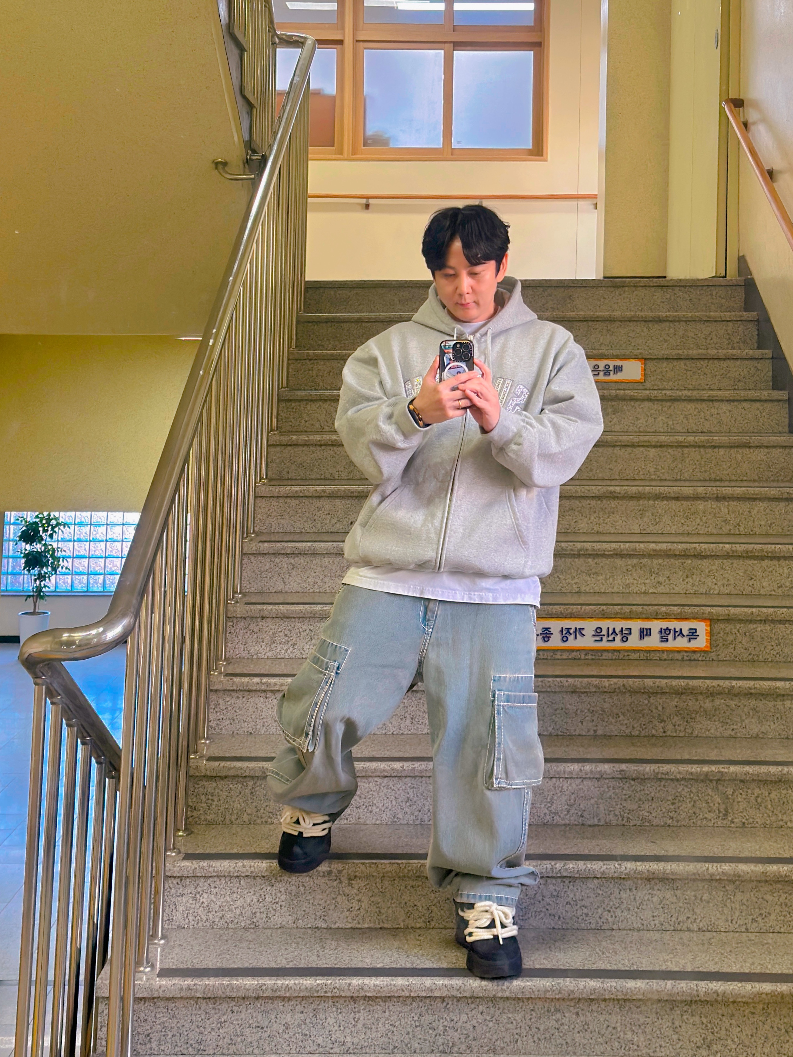 Supreme x B.B. Simon Zip Up Hooded Sweatshirt Heather Grey - 25SS, True Religion Classic Cargo Pants Light Indigo 착용 스타일 - 2
