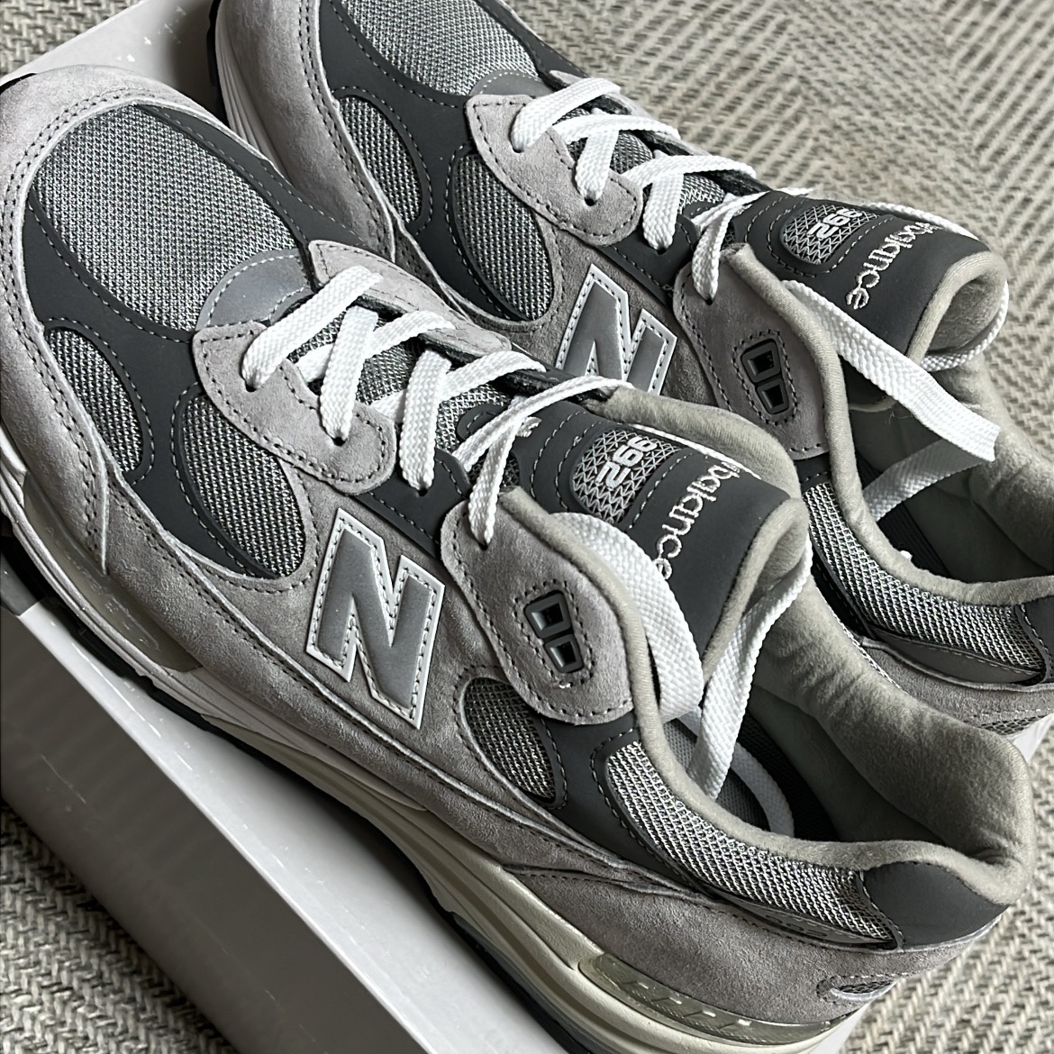 New Balance 992 Made in USA Core Grey Silver Metallic 착용 스타일 - 3