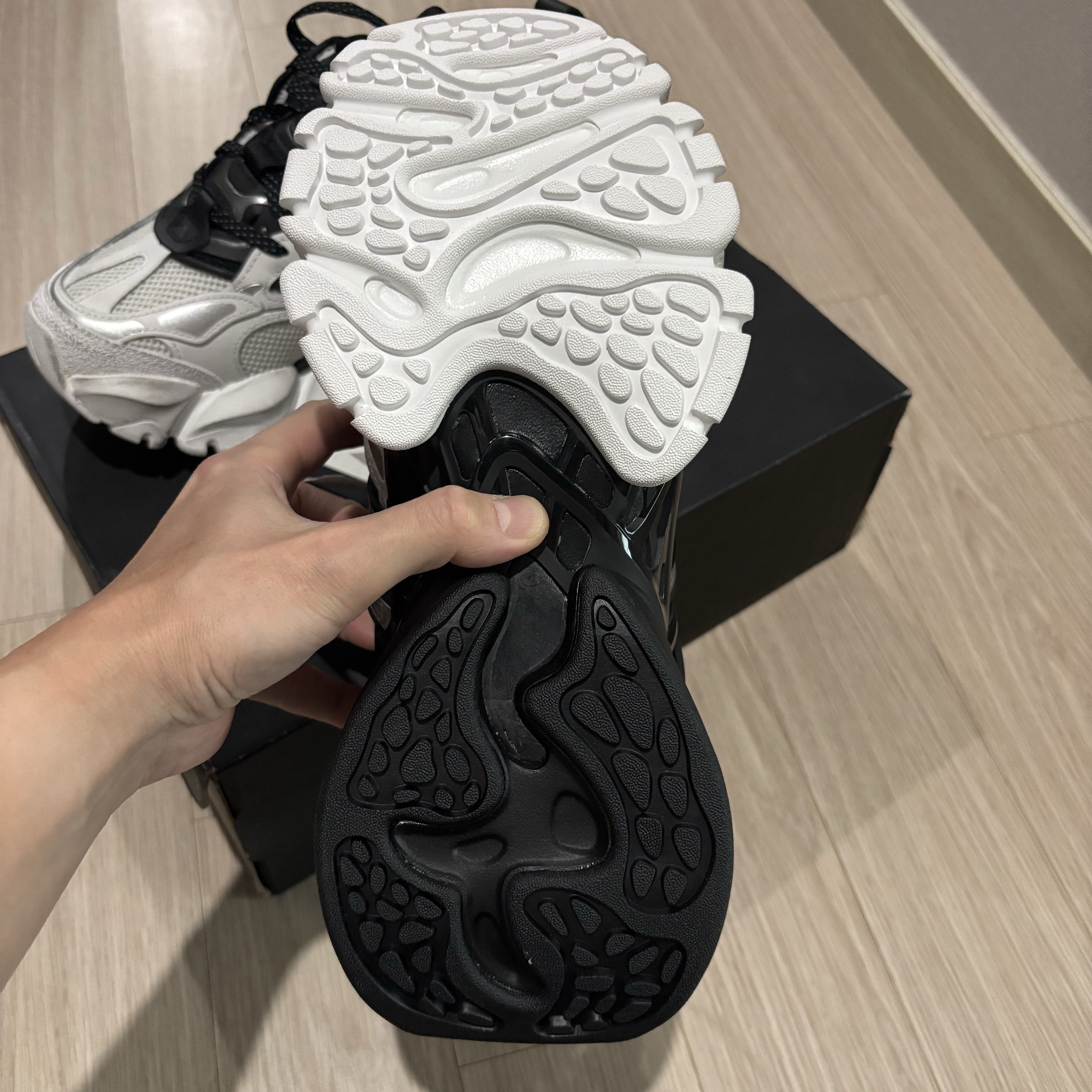 Adidas Vento XLG Runner Deluxe Sneakers White Black 착용 스타일 - 2