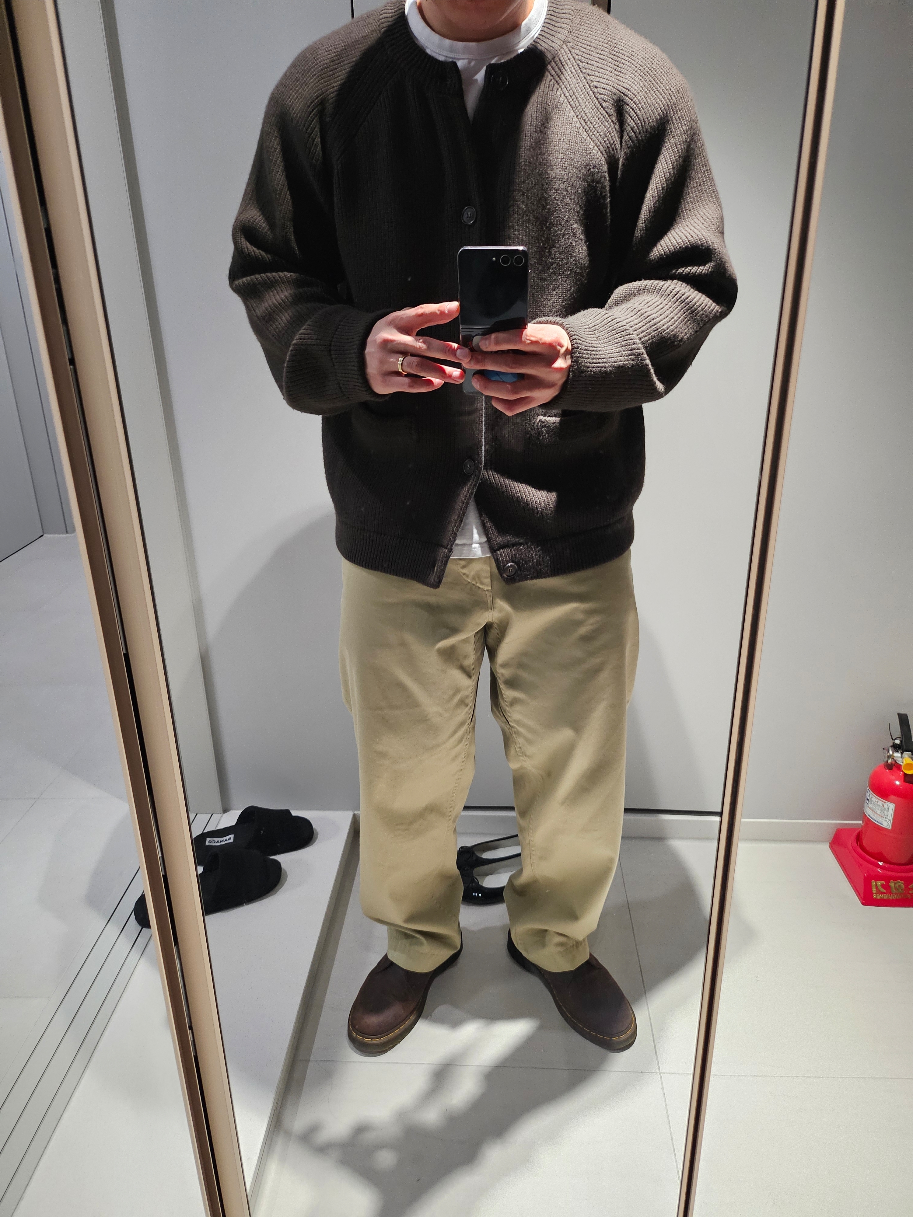 Nanamica Wide Chino Pants Khaki 착용 스타일