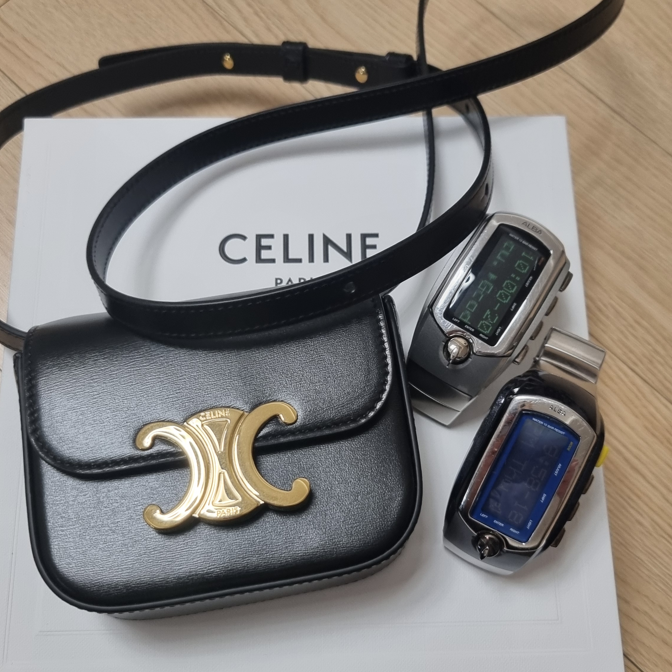 Celine Mini Claude in Shiny Calfskin Black 착용 스타일