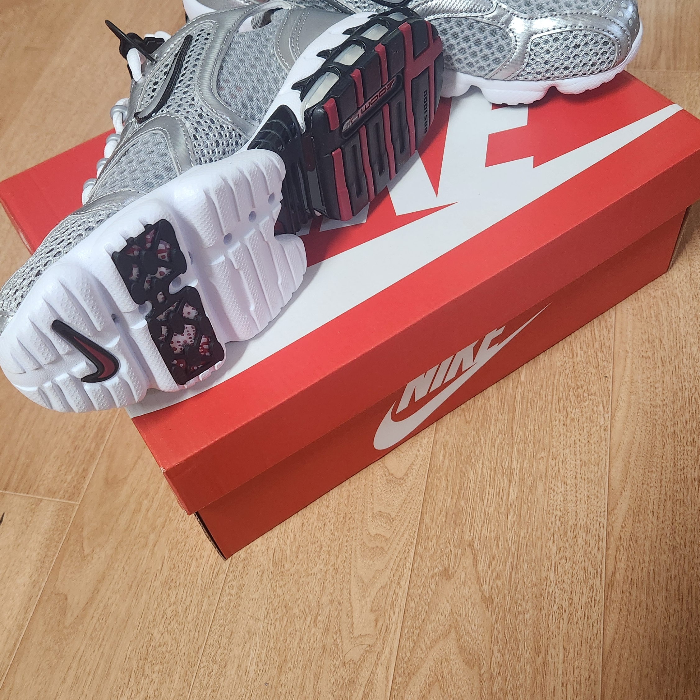 Nike Air Zoom Spiridon Cage 2 Metallic Silver 착용 스타일 - 2