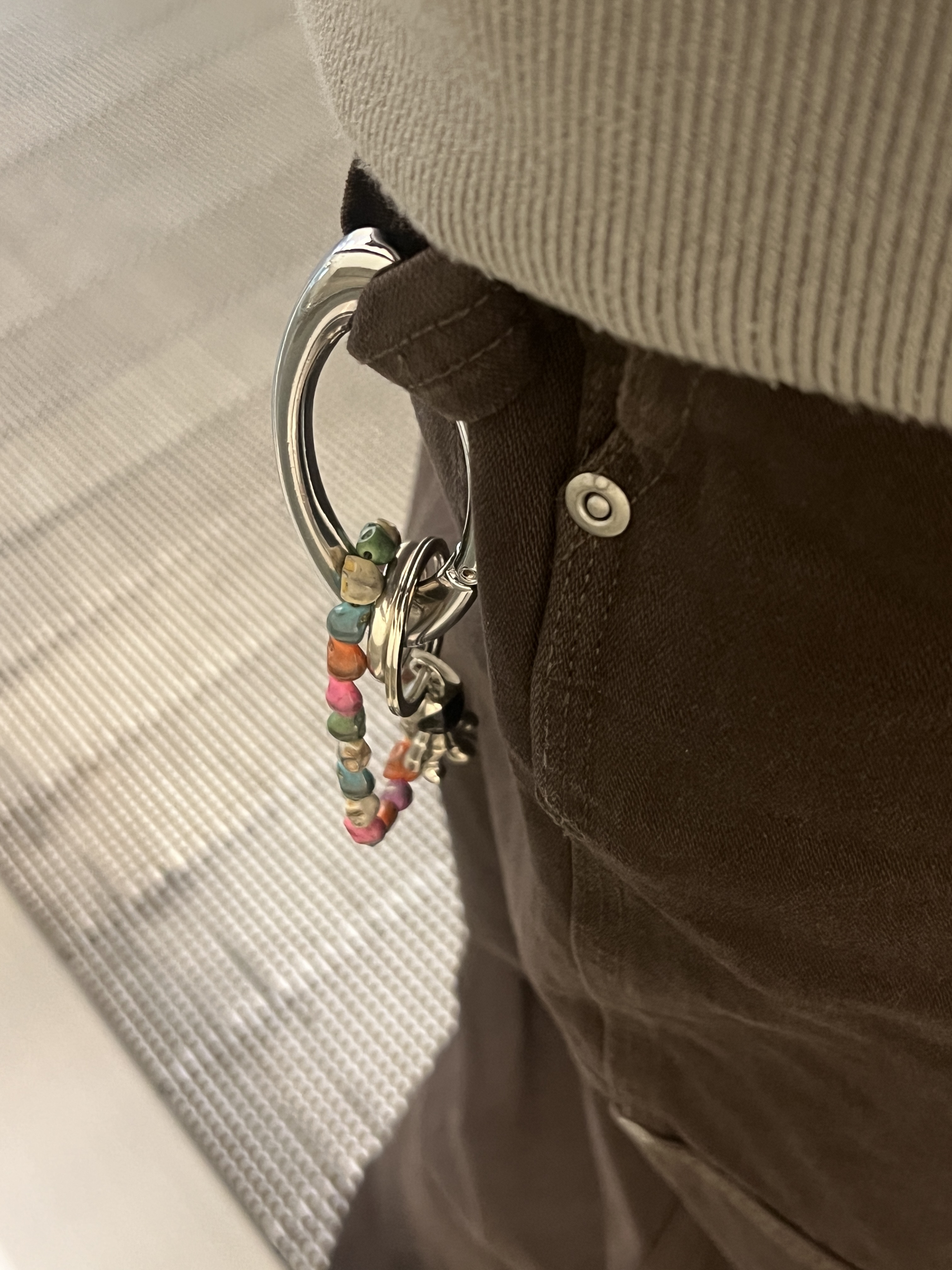Oakley Essential Icon Carabiner Silver 착용 스타일