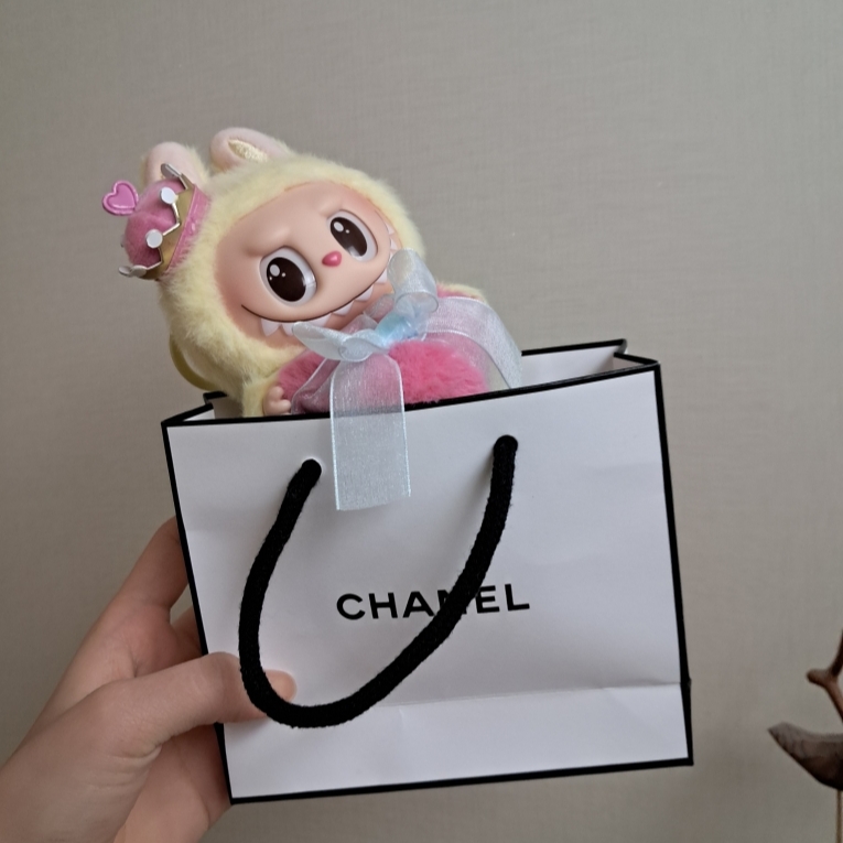 Pop Mart The Monsters Checkmate Series Plush Keyring 착용 스타일
