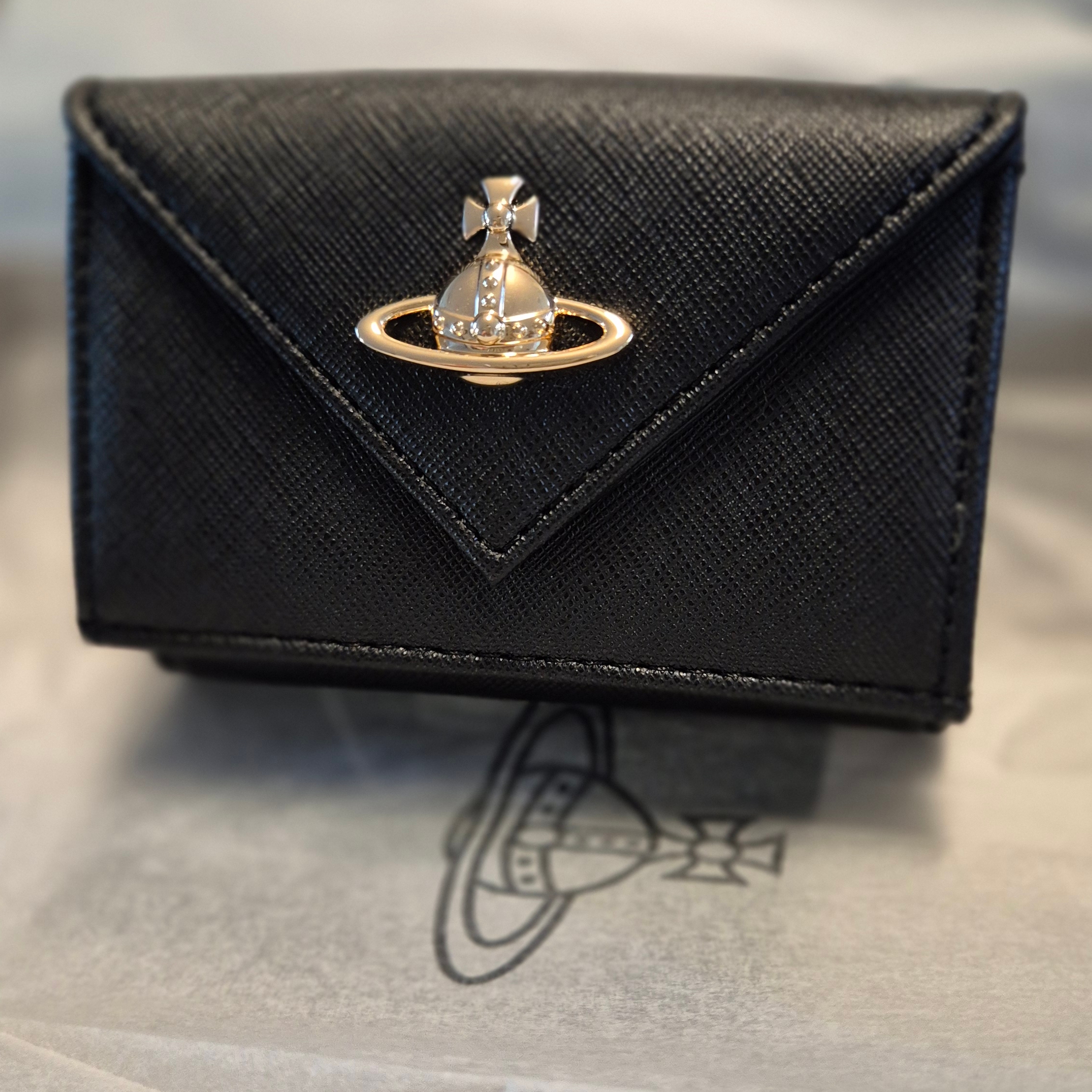 Vivienne Westwood Envelope Saffiano Leather Wallet Black 착용 스타일