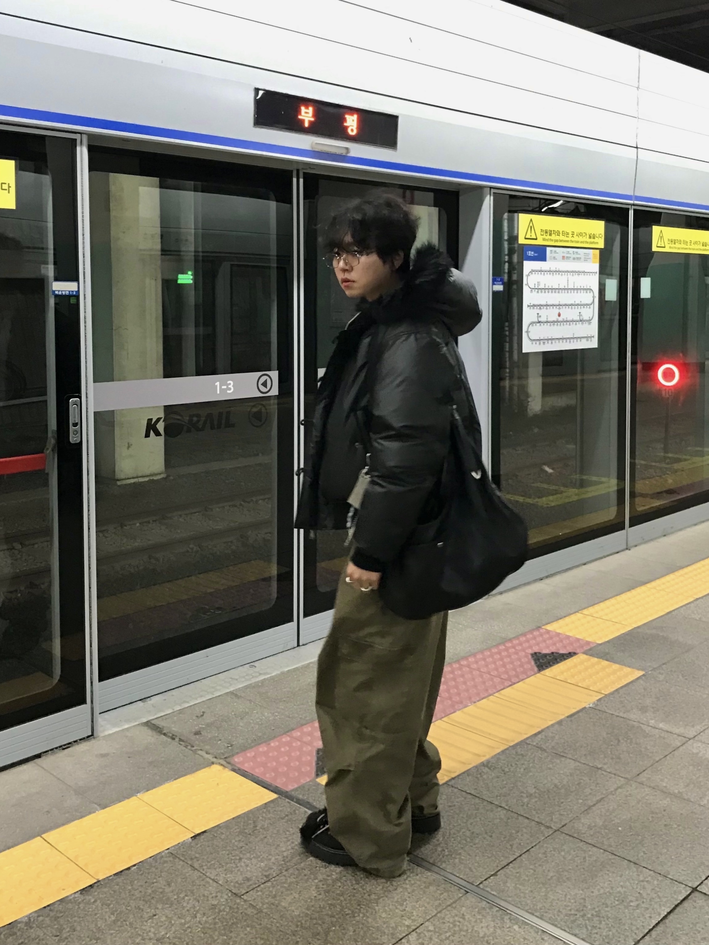 Gentle Monster Atomic 02 Silver, LOSTGARDEN Mount Brown 착용 스타일 - 1