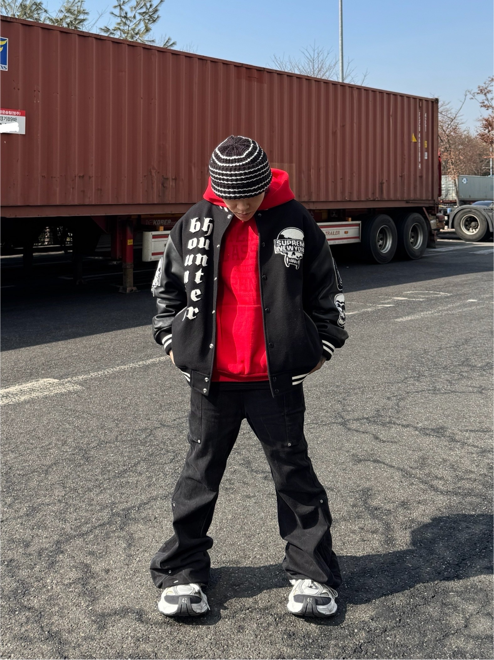 Supreme x Bounty Hunter Varsity Jacket Black - 23FW 착용 스타일 - 4