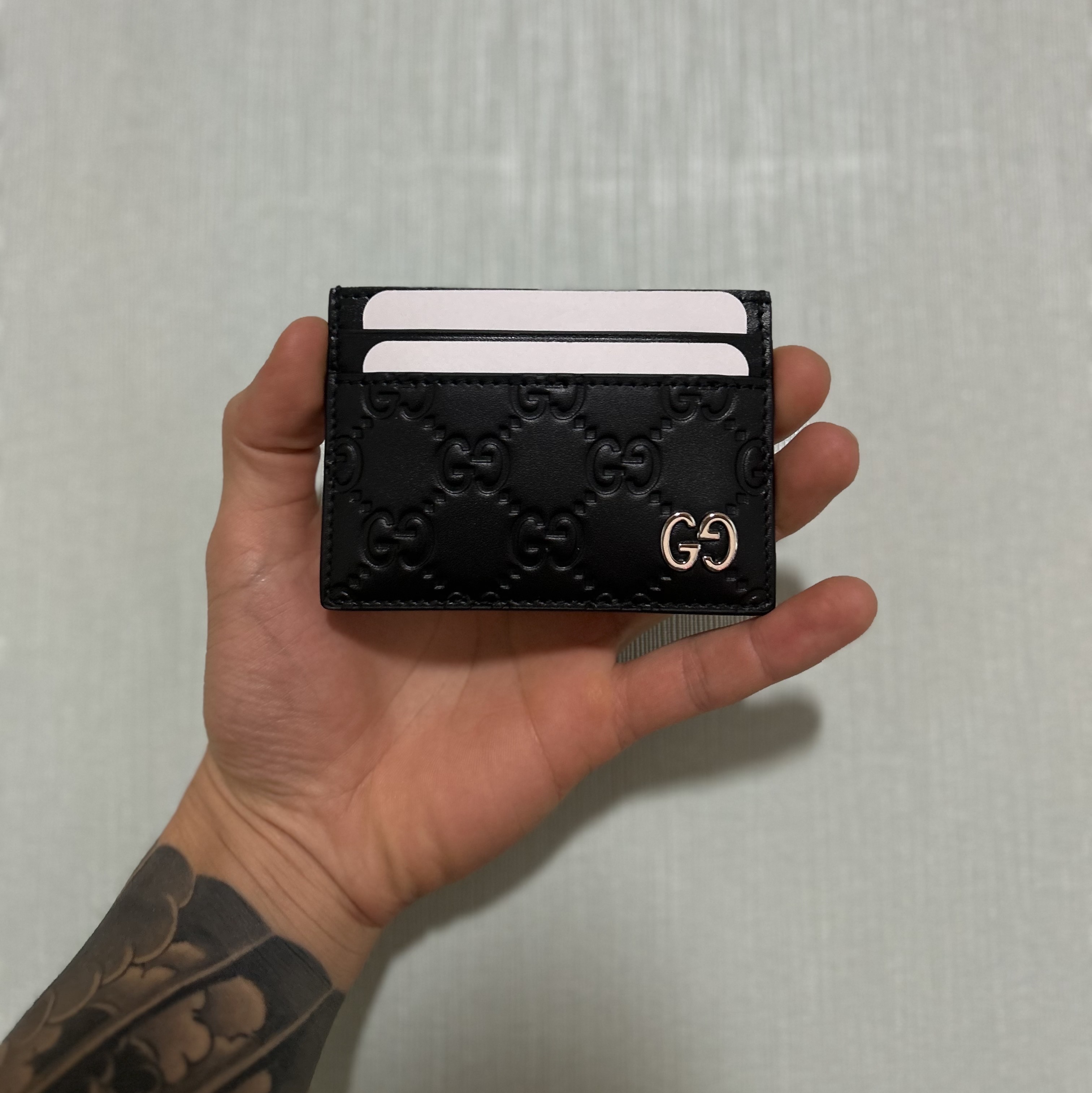 Gucci Signature Card Case Black 착용 스타일