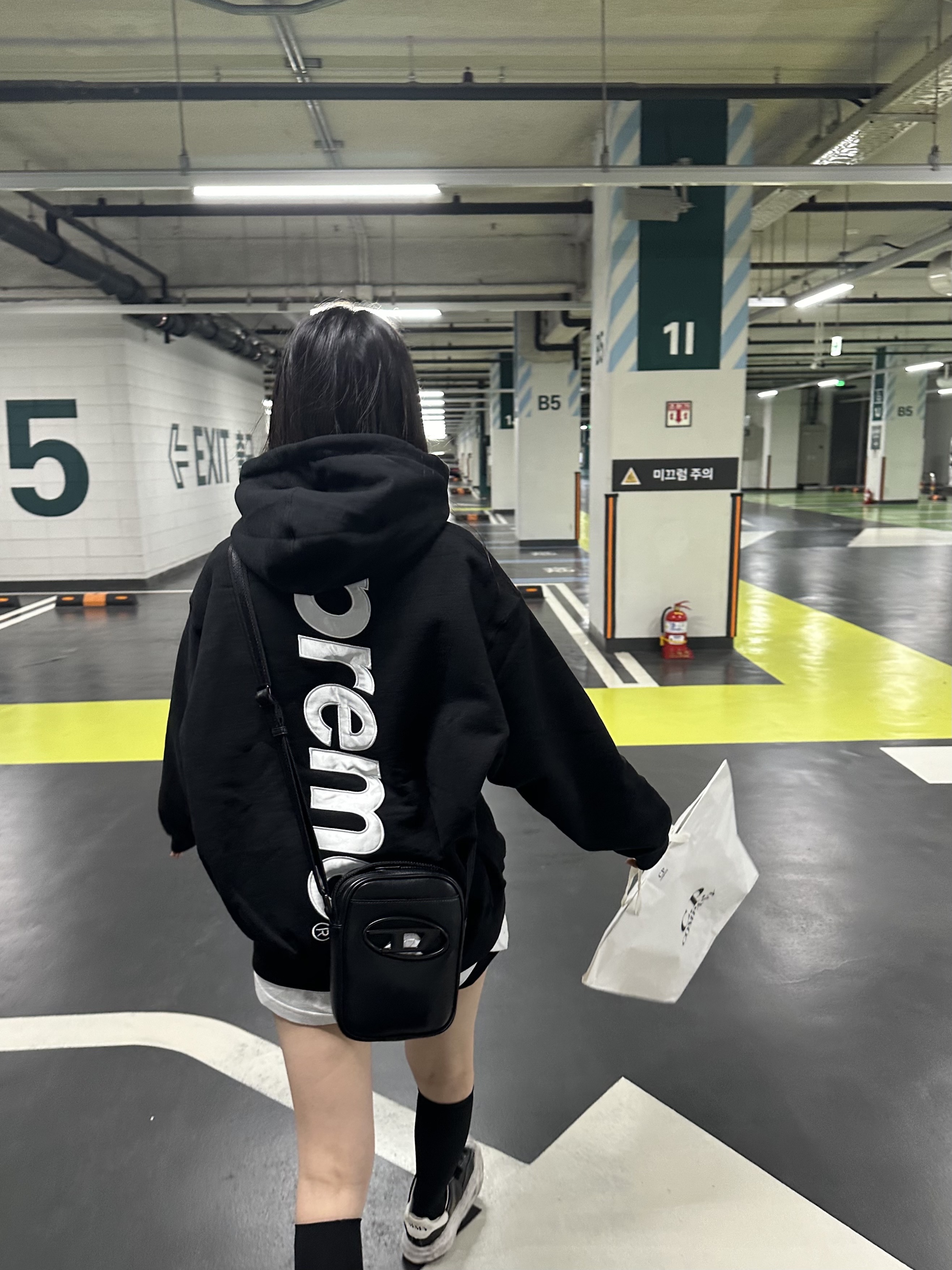 Supreme Satin Applique Hooded Sweatshirt Black - 24FW, Maison Mihara Yasuhiro Blakey OG Sole Leather Low-top Sneakers Black 착용 스타일 - 3