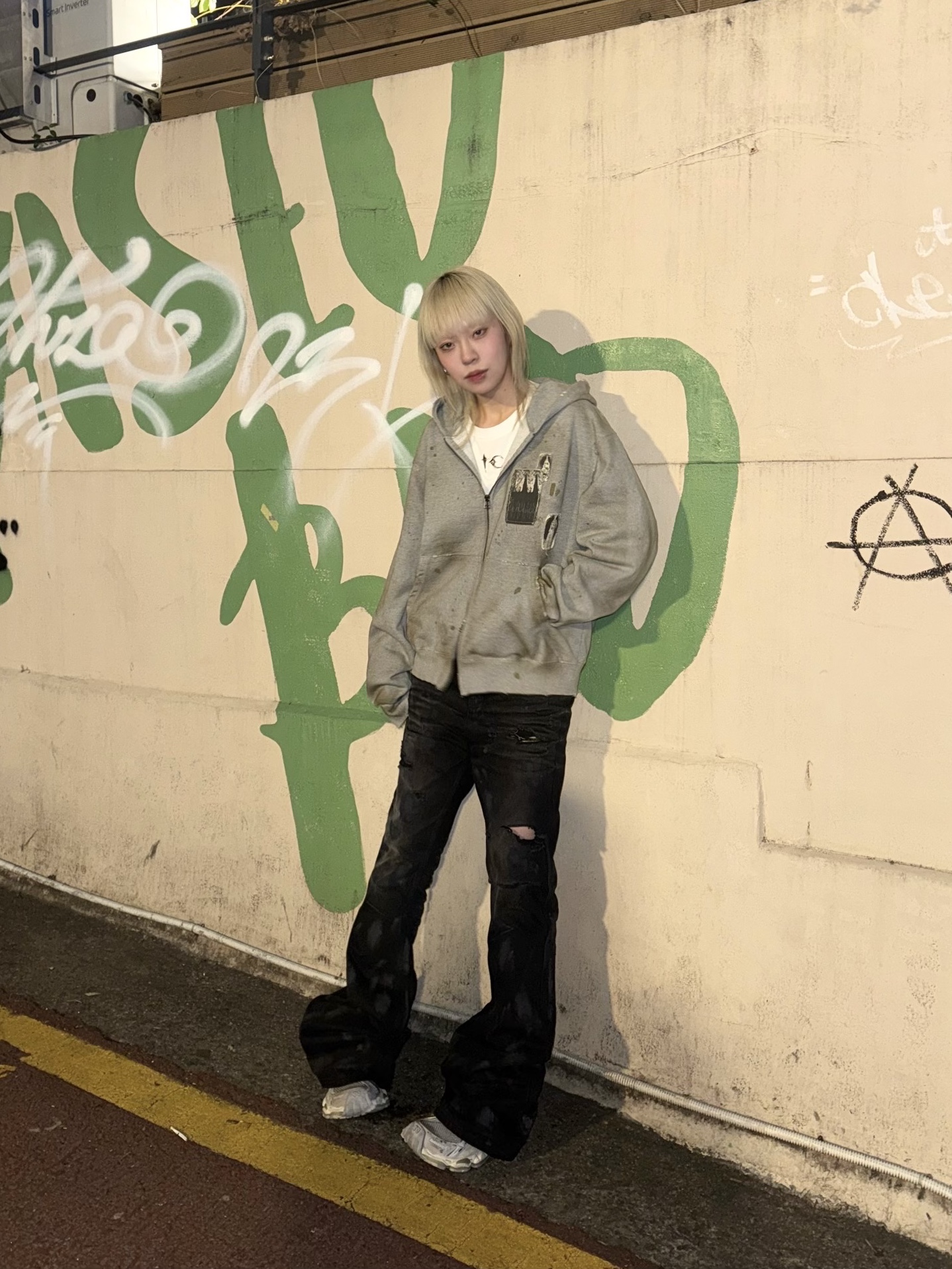 Thug Club Back T-Shirt Slim White, Balenciaga Stapler Sneaker Beige Grey 착용 스타일
