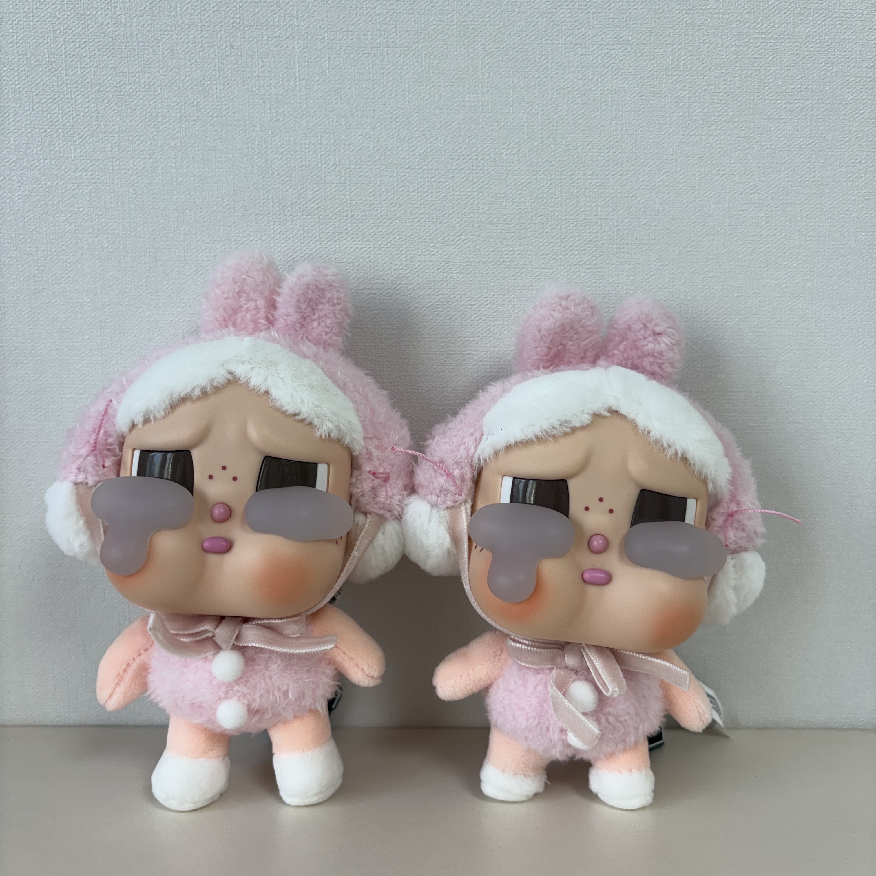Pop Mart Crybaby Crying Again Series Plush Keyring I'll Give You All My Love (Opened Case) 착용 스타일